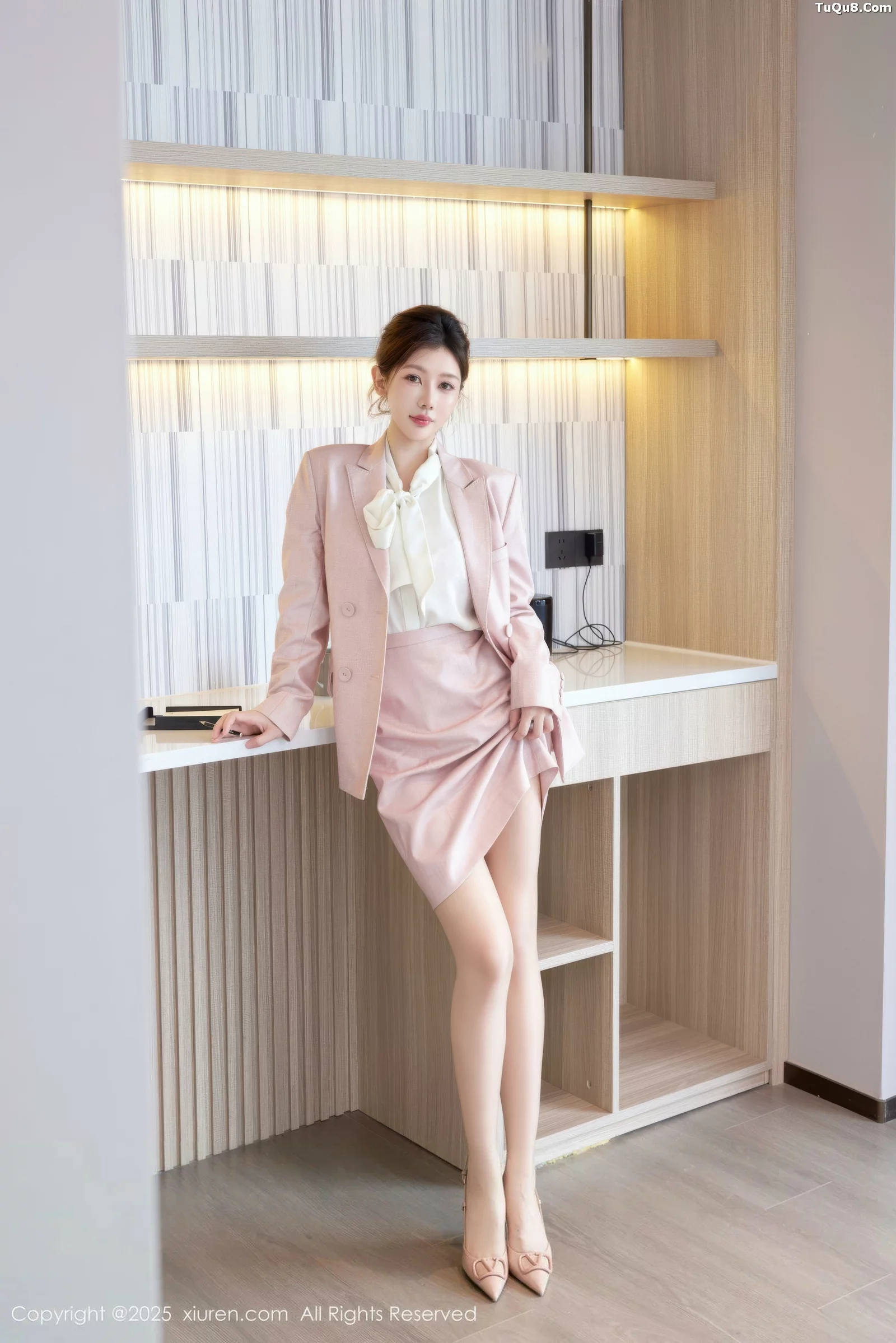 尹甜甜粉色OL制服露红色内衣配肉丝袜秀完美身材绝美写真 第 5 张