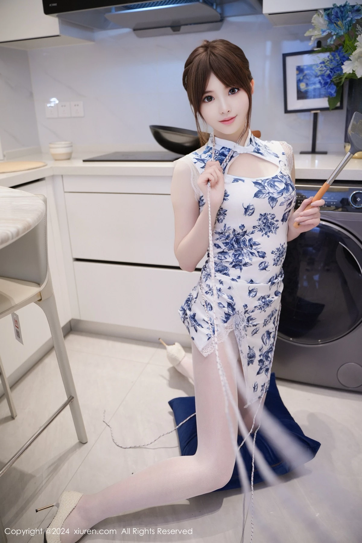 梦灵儿Mini性感青色轻透旗袍配原色丝袜秀惹火身材绝美写真 第 14 张