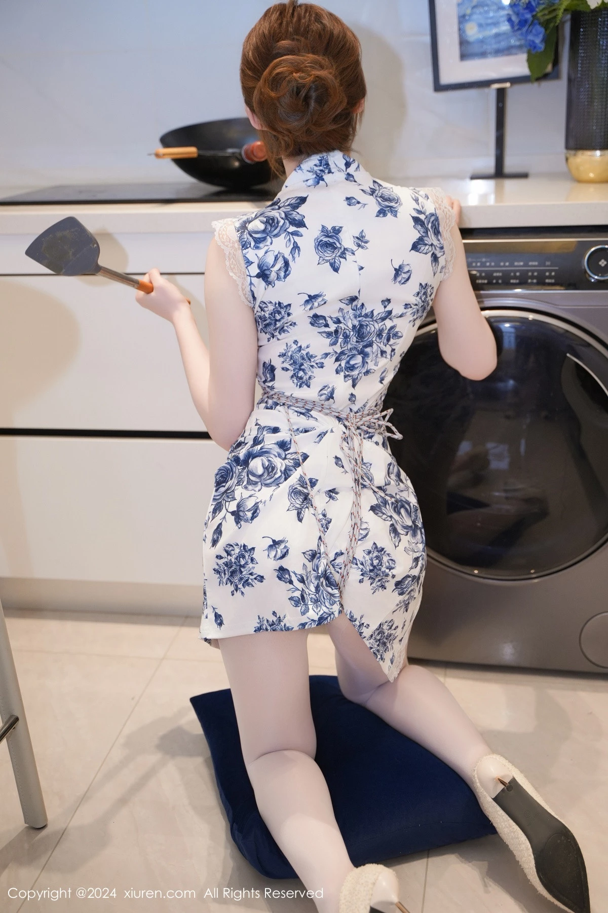 梦灵儿Mini性感青色轻透旗袍配原色丝袜秀惹火身材绝美写真 第 31 张