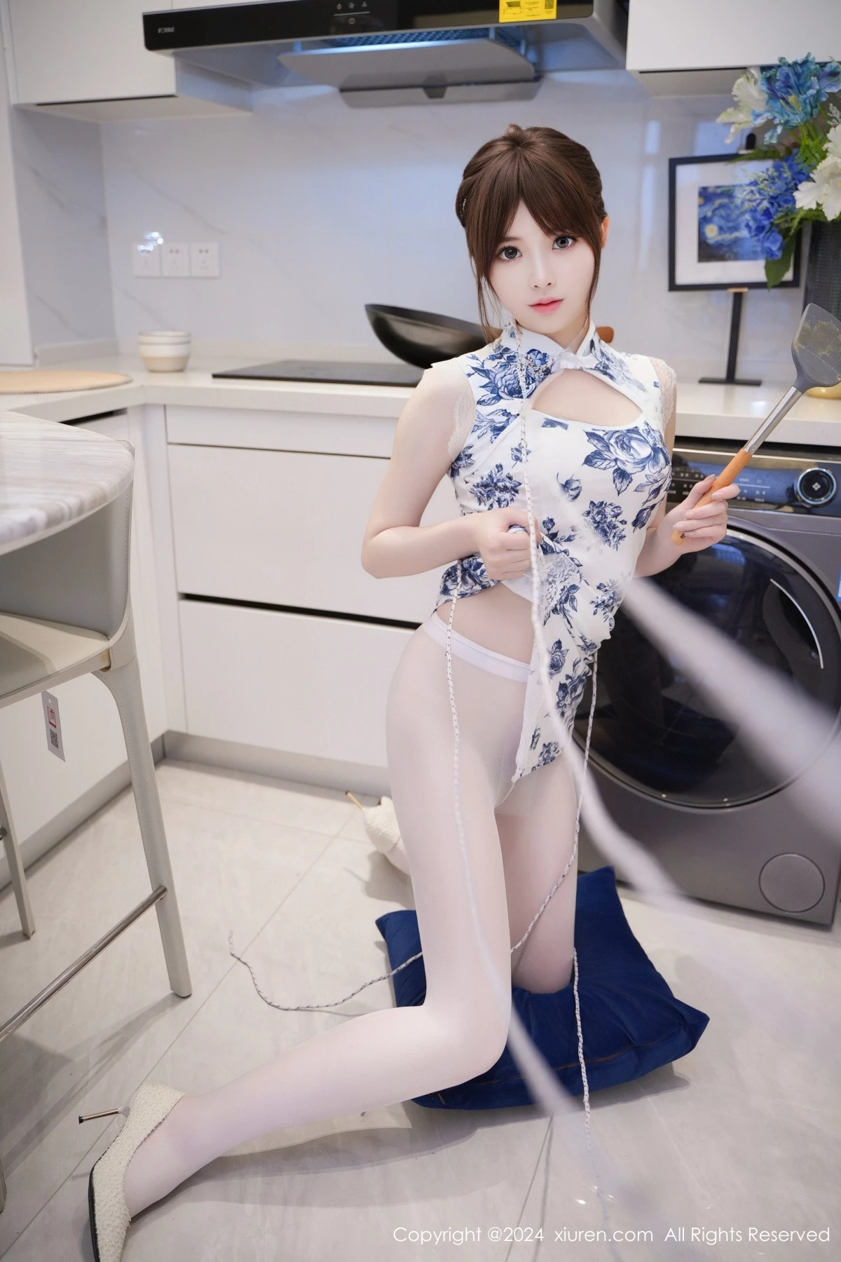 梦灵儿Mini性感青色轻透旗袍配原色丝袜秀惹火身材绝美写真 第 51 张
