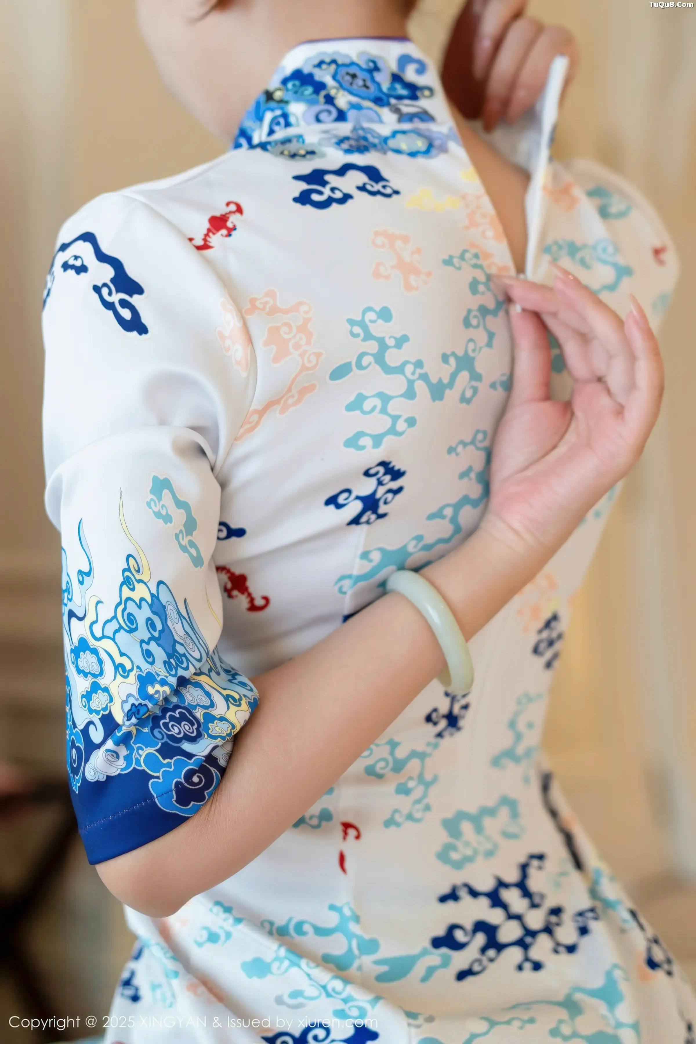 李若汐浅色旗袍露红色内衣配超薄肉丝秀惹火身段绝美写真 第 112 张