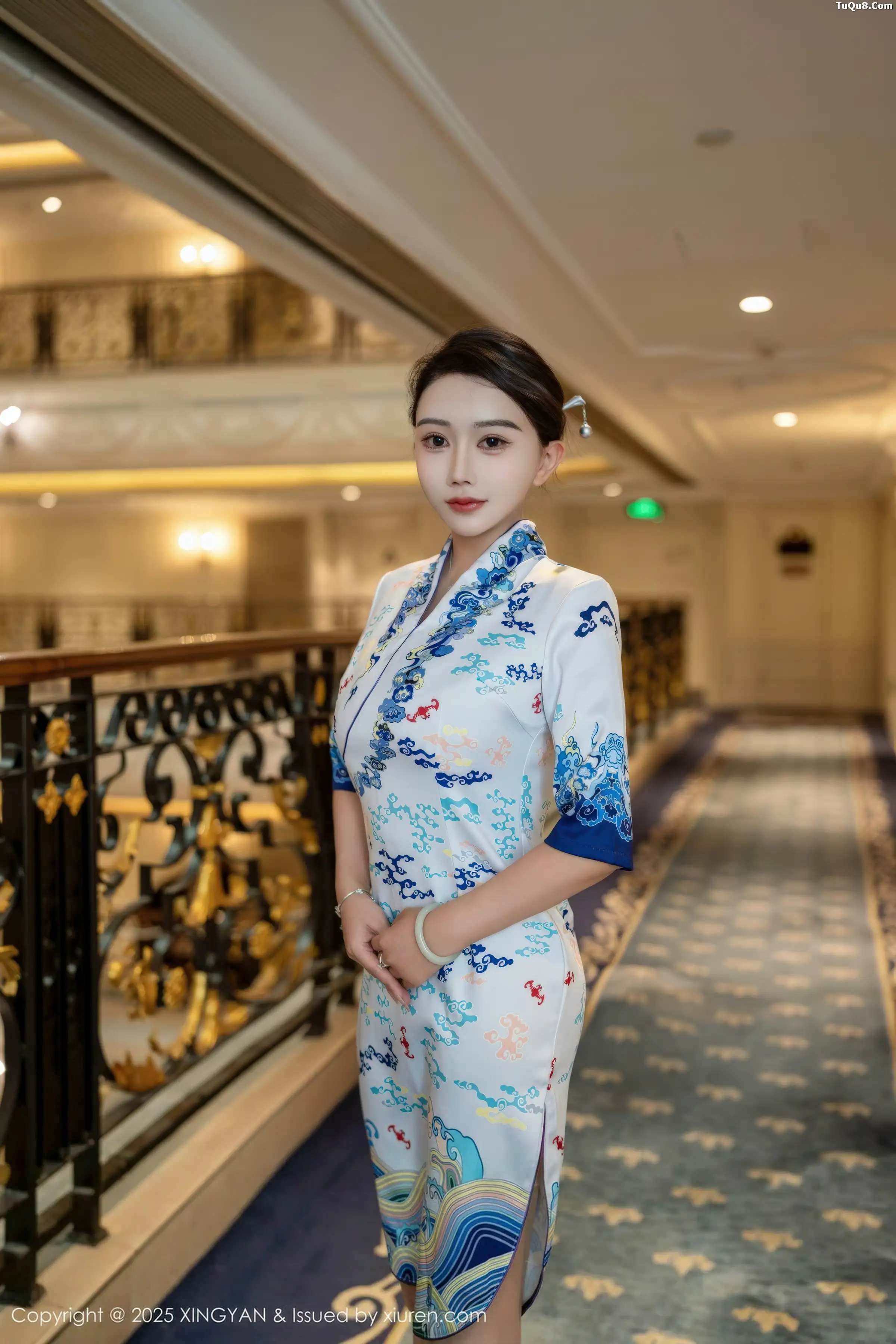 李若汐浅色旗袍露红色内衣配超薄肉丝秀惹火身段绝美写真 第 2 张