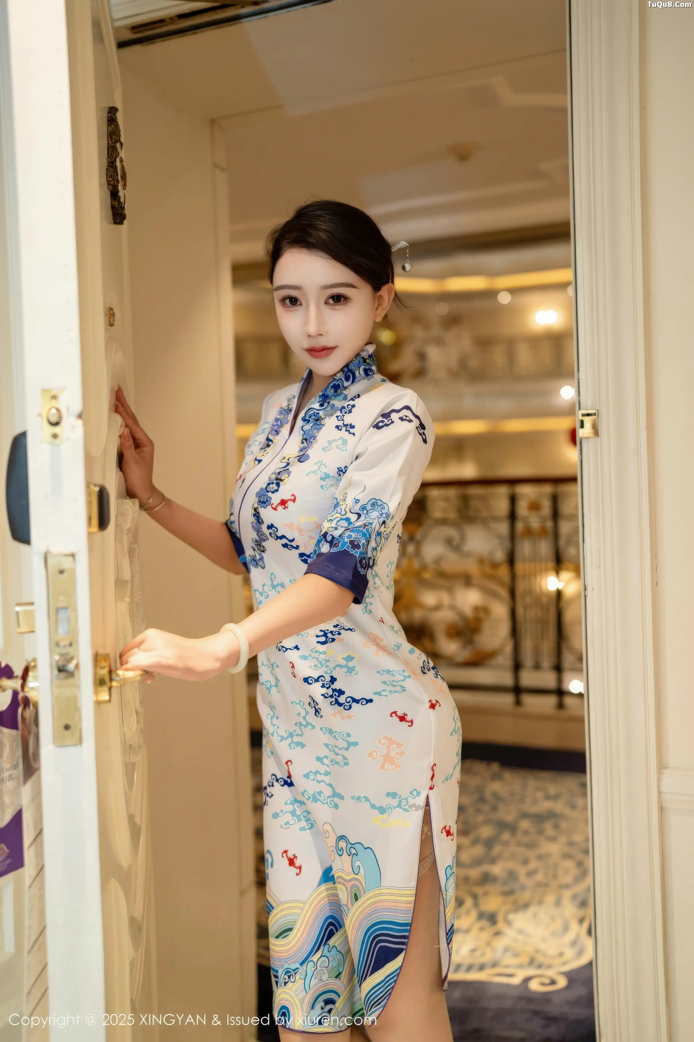李若汐浅色旗袍露红色内衣配超薄肉丝秀惹火身段绝美写真 第 21 张