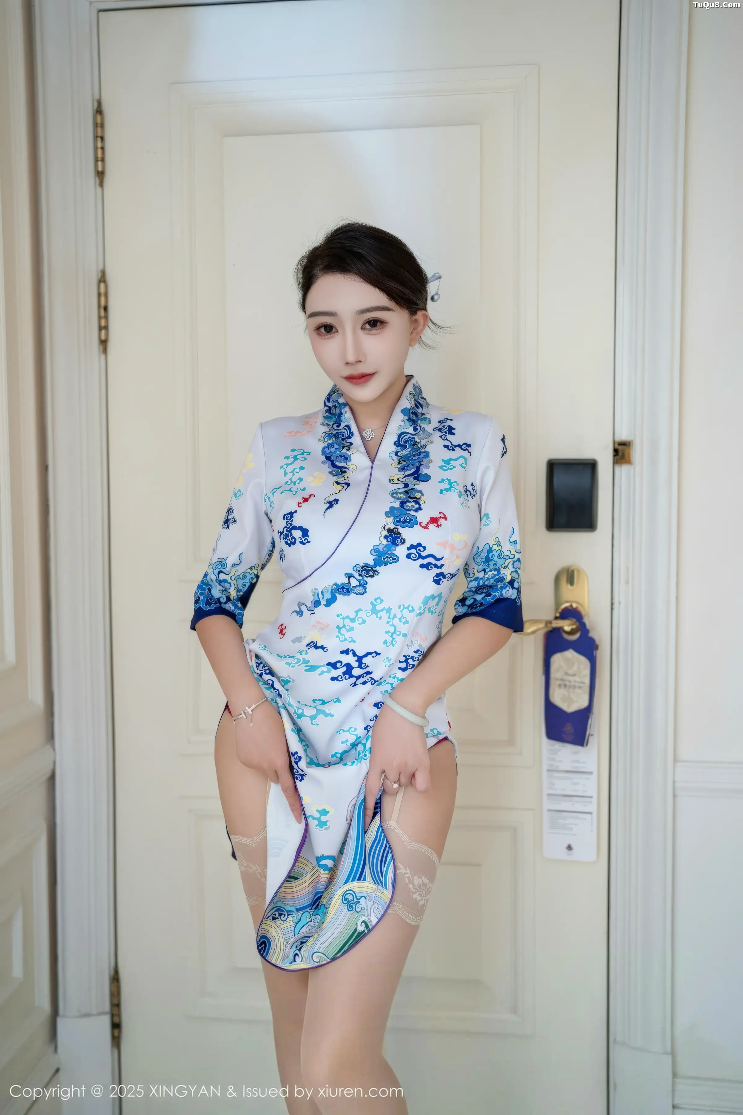 李若汐浅色旗袍露红色内衣配超薄肉丝秀惹火身段绝美写真 第 22 张