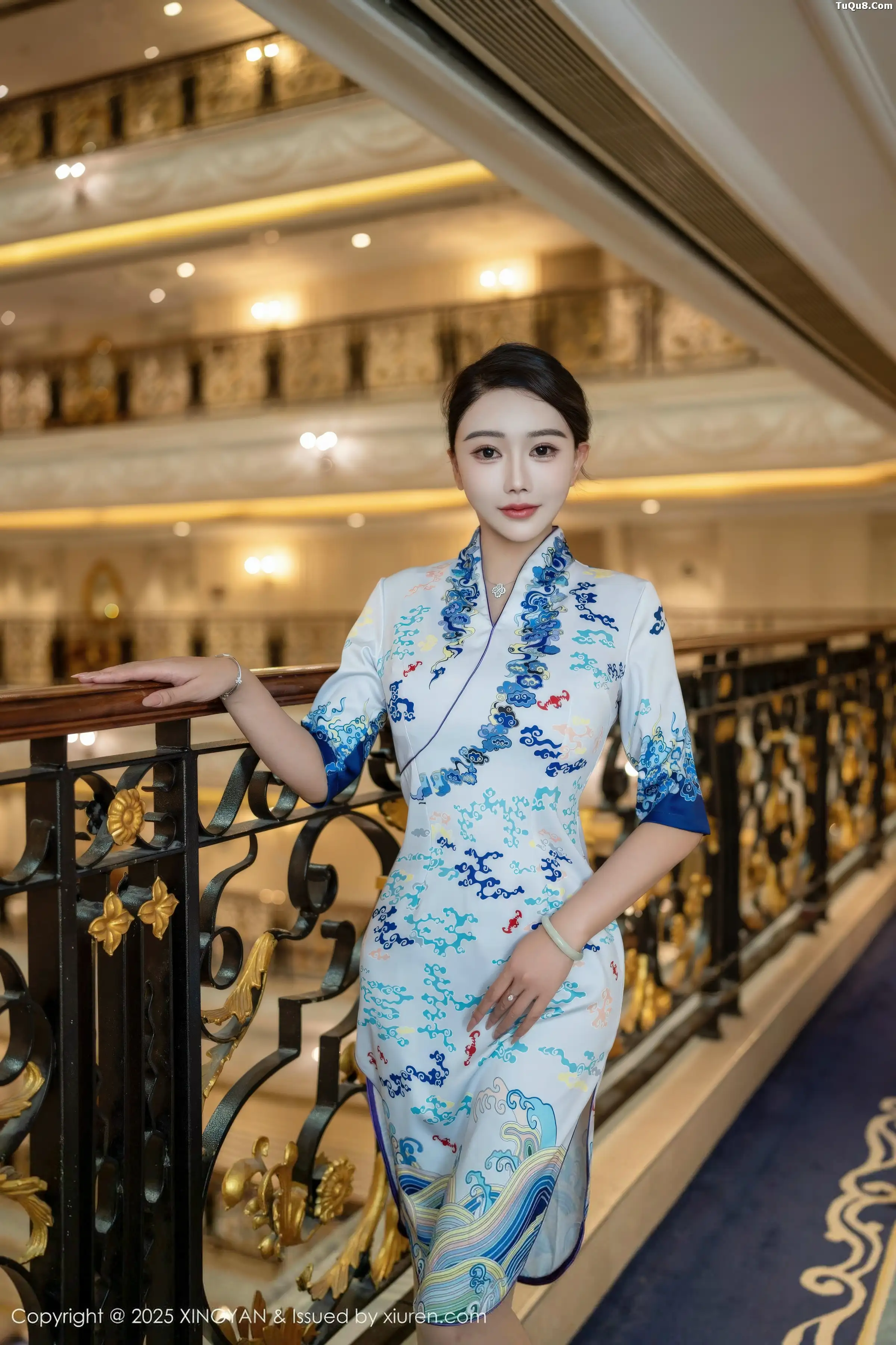 李若汐浅色旗袍露红色内衣配超薄肉丝秀惹火身段绝美写真 第 3 张