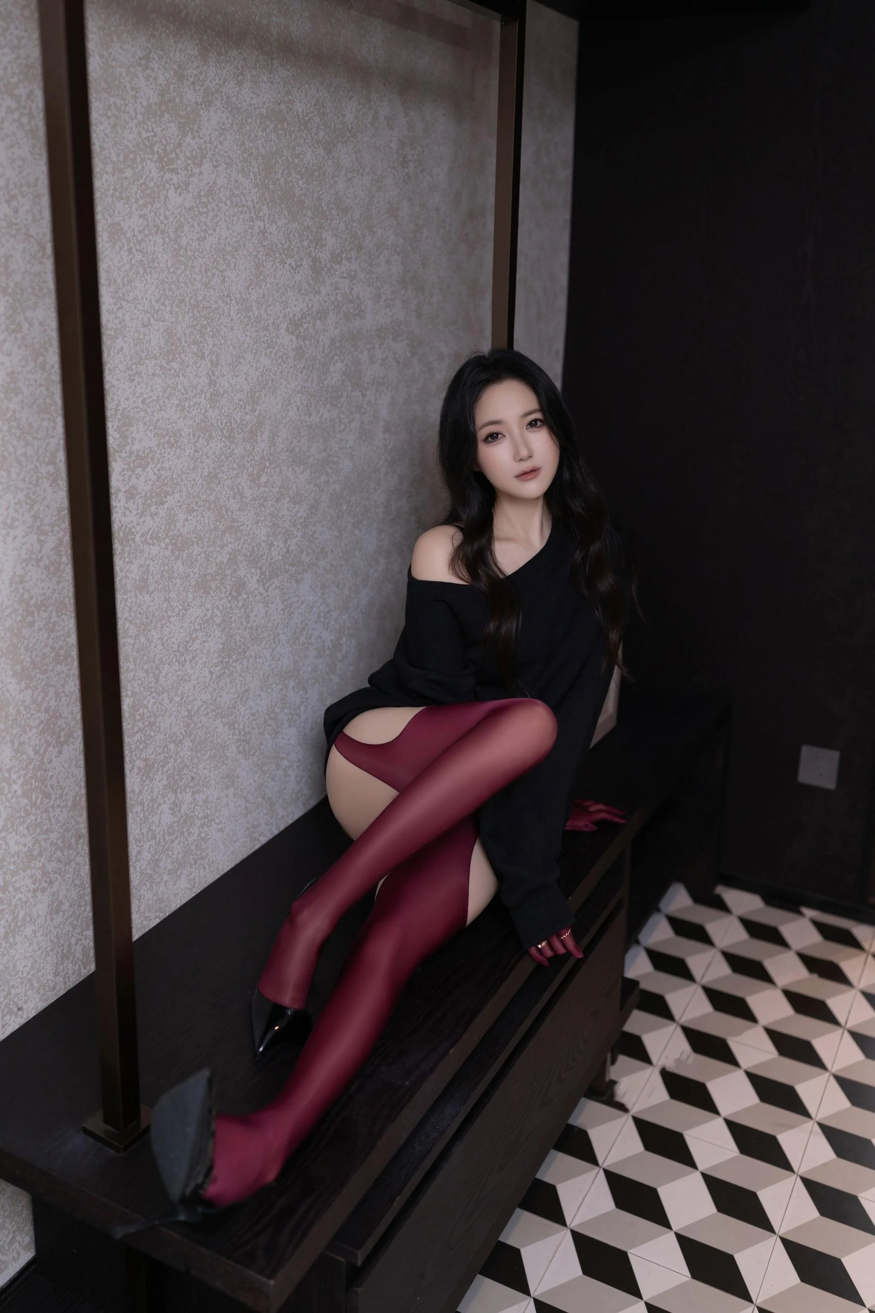 [秀人付费] 鱼子酱Fish 诱人私拍福利 红与黑 第 17 张