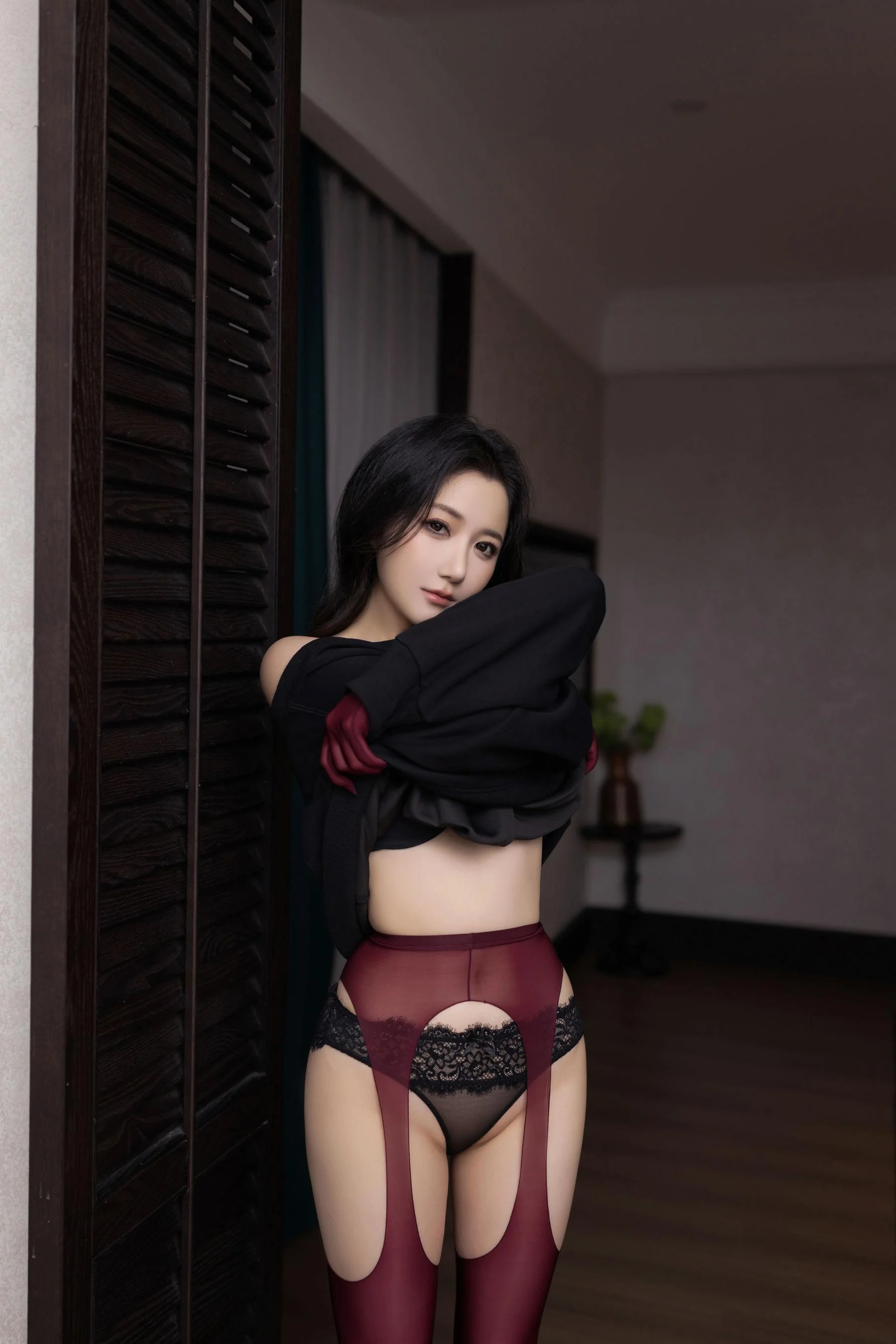 [秀人付费] 鱼子酱Fish 诱人私拍福利 红与黑 第 40 张