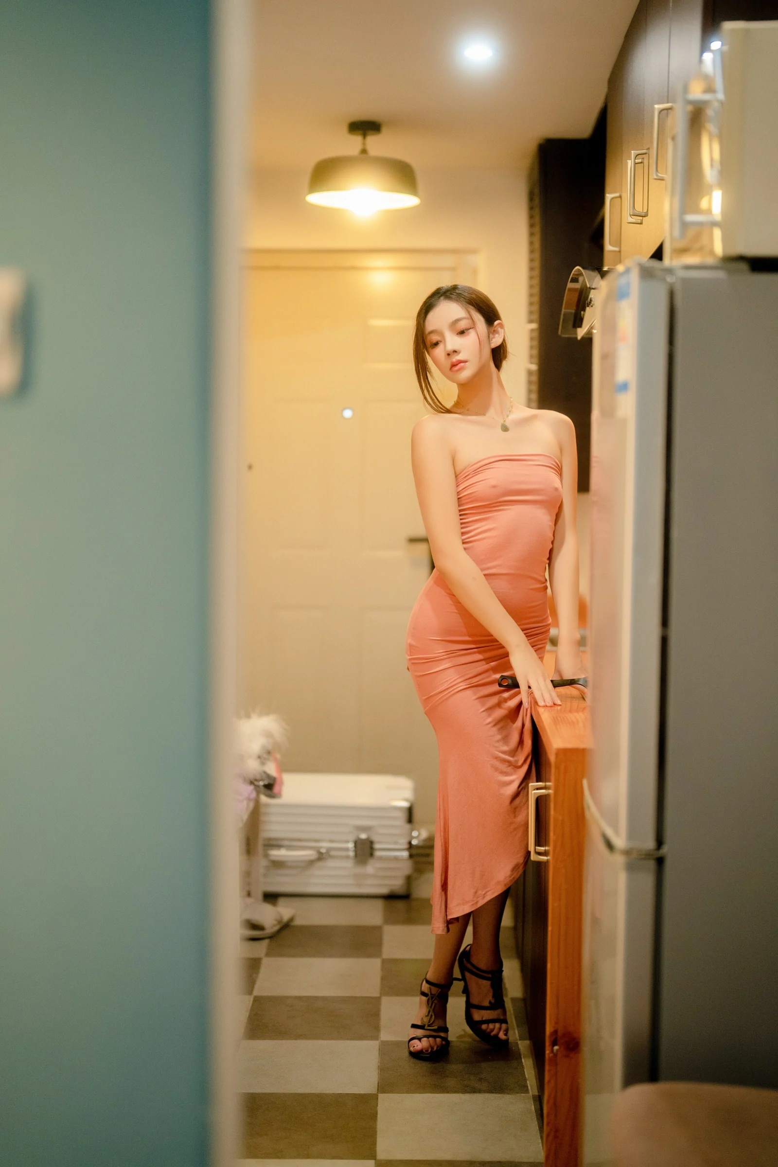 [秀人付费] 加朵babe 诱人私拍福利 私家厨房 第 17 张