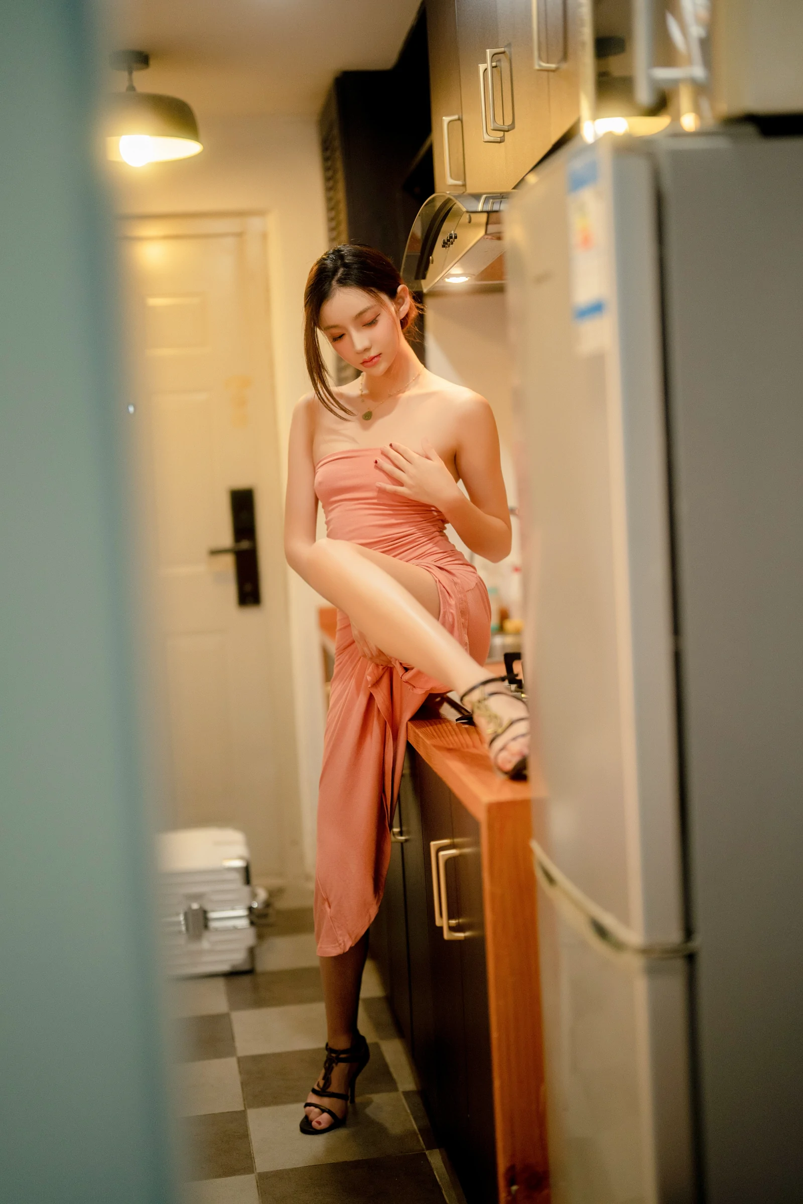 [秀人付费] 加朵babe 诱人私拍福利 私家厨房 第 23 张