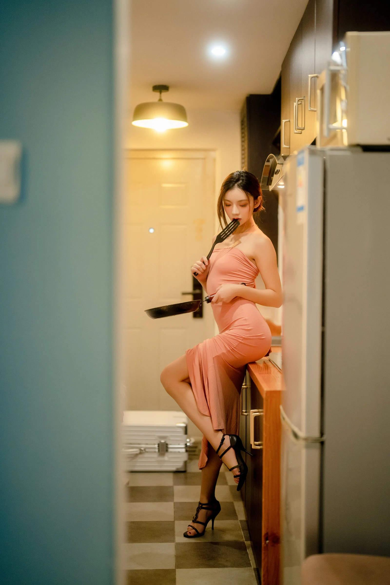 [秀人付费] 加朵babe 诱人私拍福利 私家厨房 第 6 张
