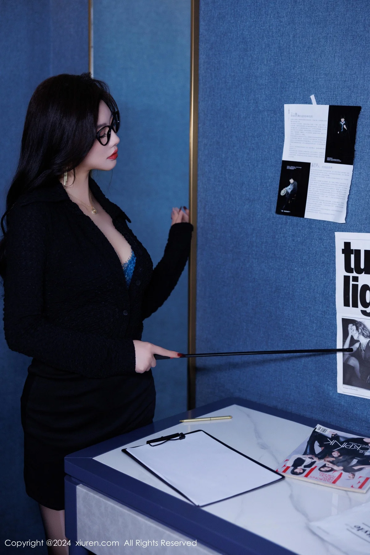 杨晨晨Yome黑色OL服饰露蓝色内衣配超薄黑丝秀翘臀绝美写真 第 26 张