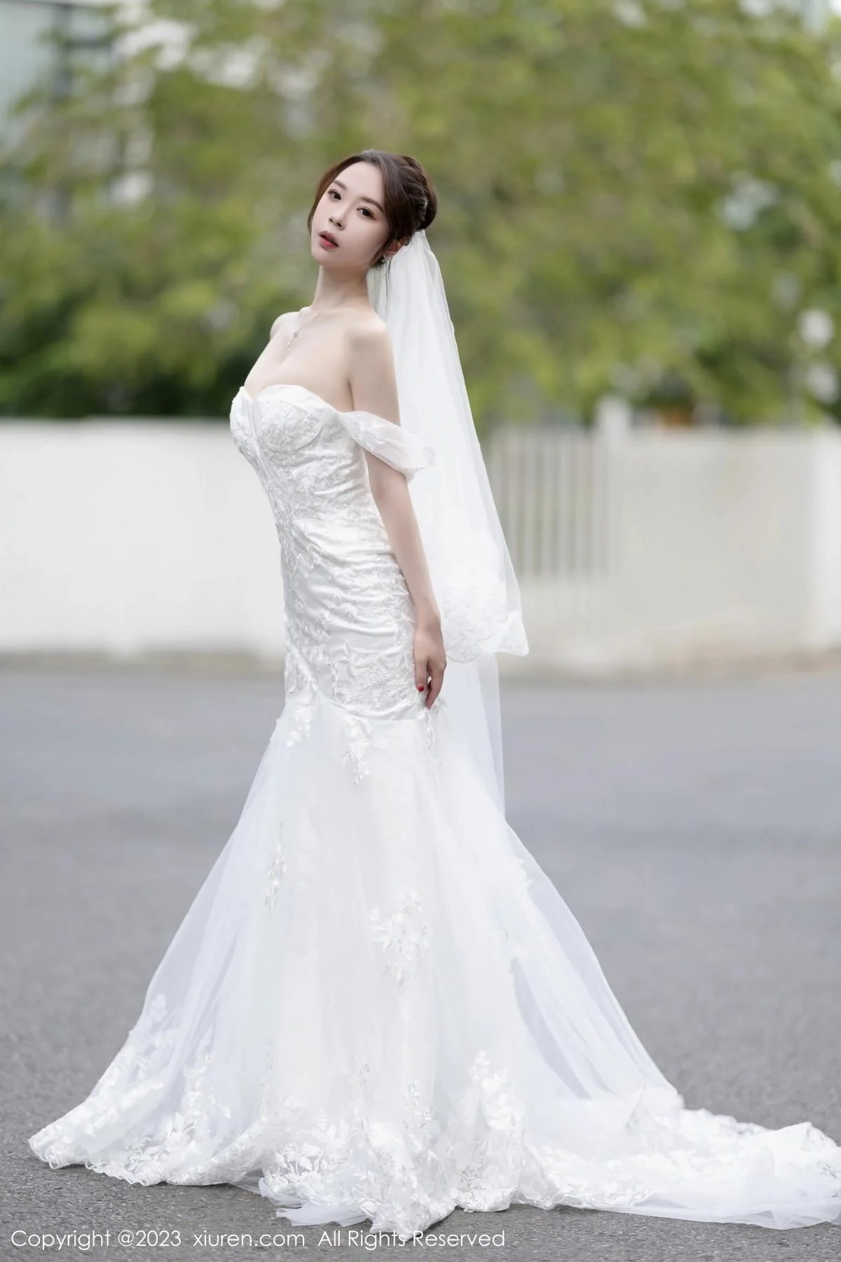 梦心玥安吉旅拍性感白色婚纱服饰半脱秀曼妙身姿绝美写真 第 2 张
