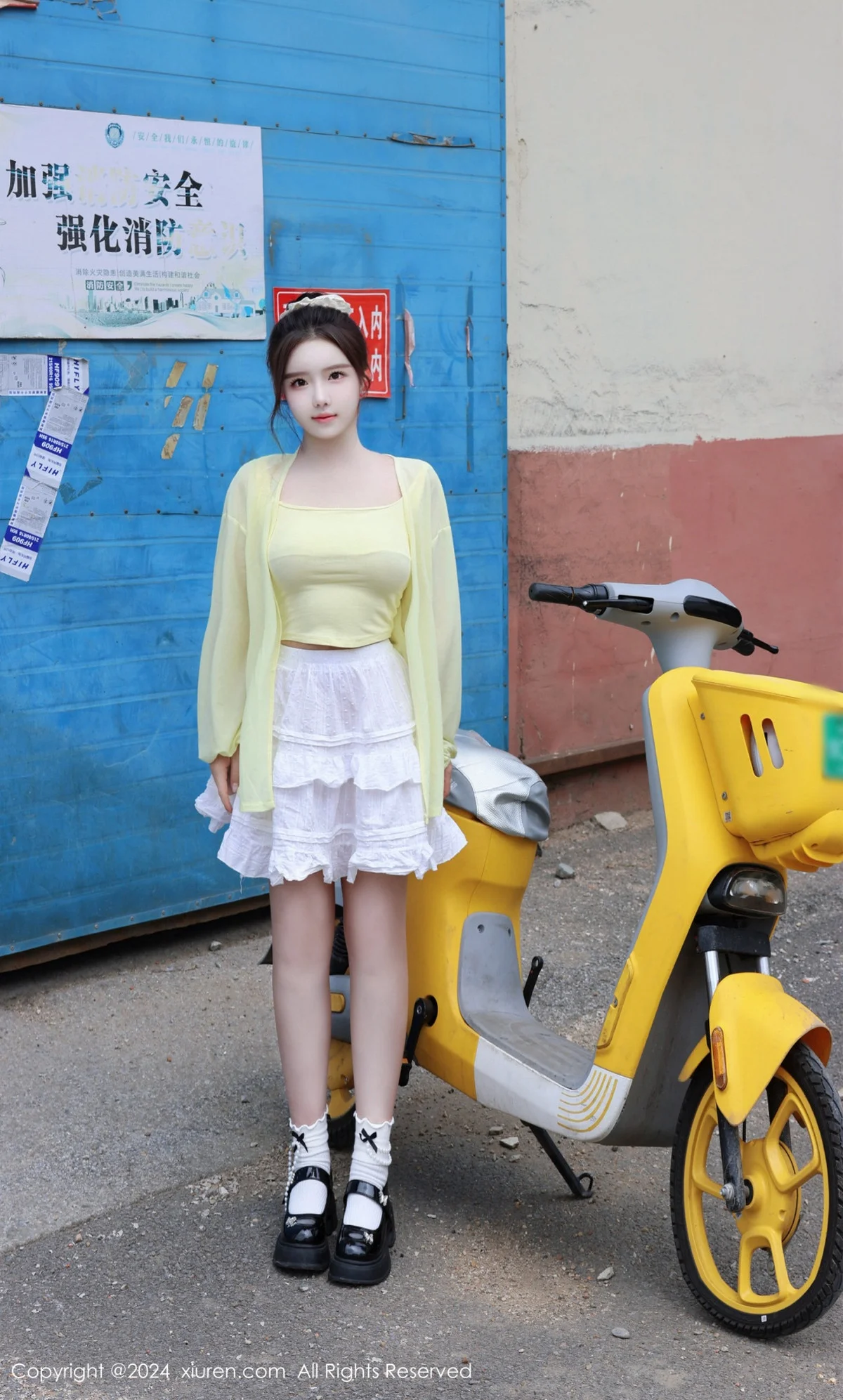 小薯条nienie性感黄色上衣配白色短裙秀曼妙身姿迷人写真 第 105 张