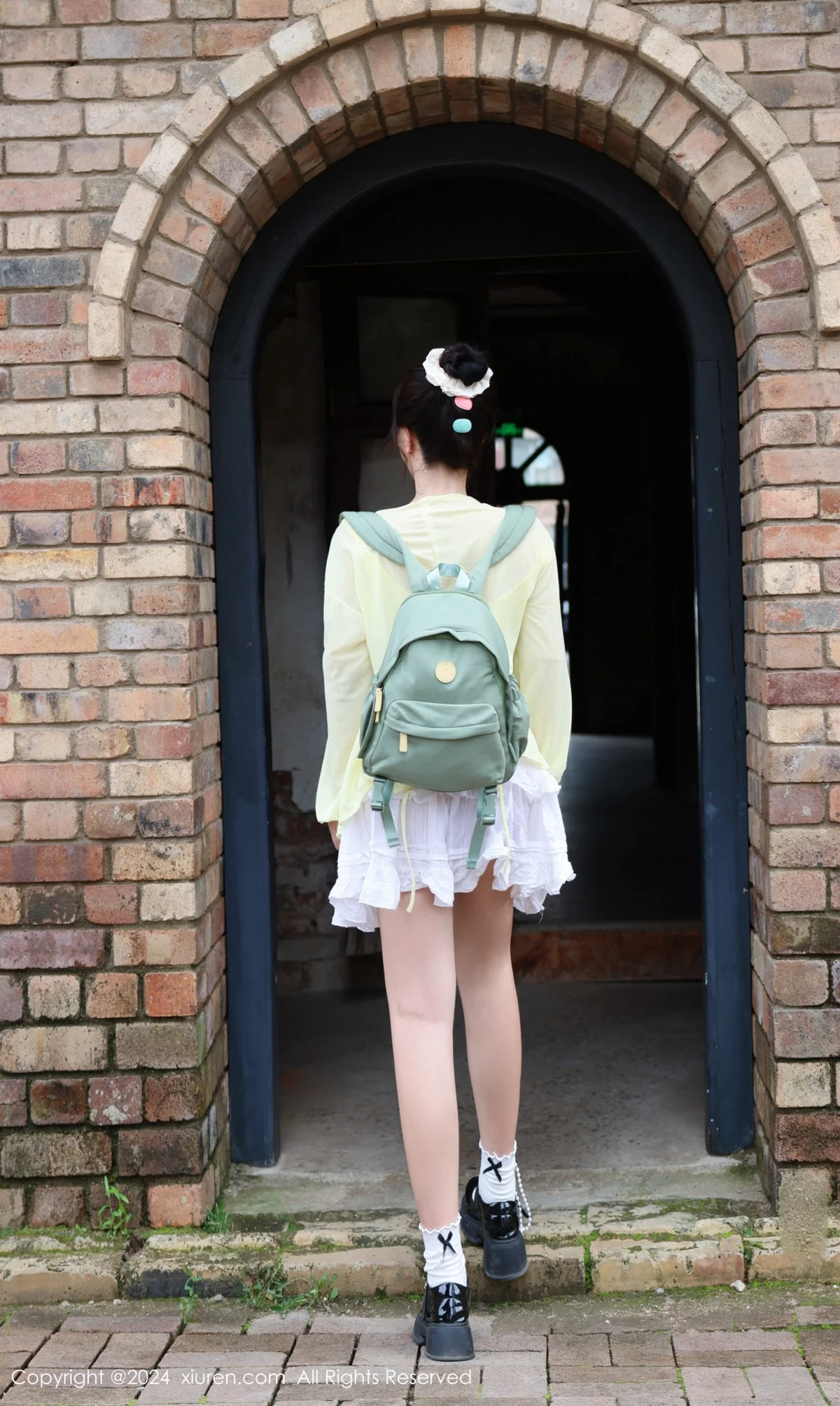小薯条nienie性感黄色上衣配白色短裙秀曼妙身姿迷人写真 第 24 张