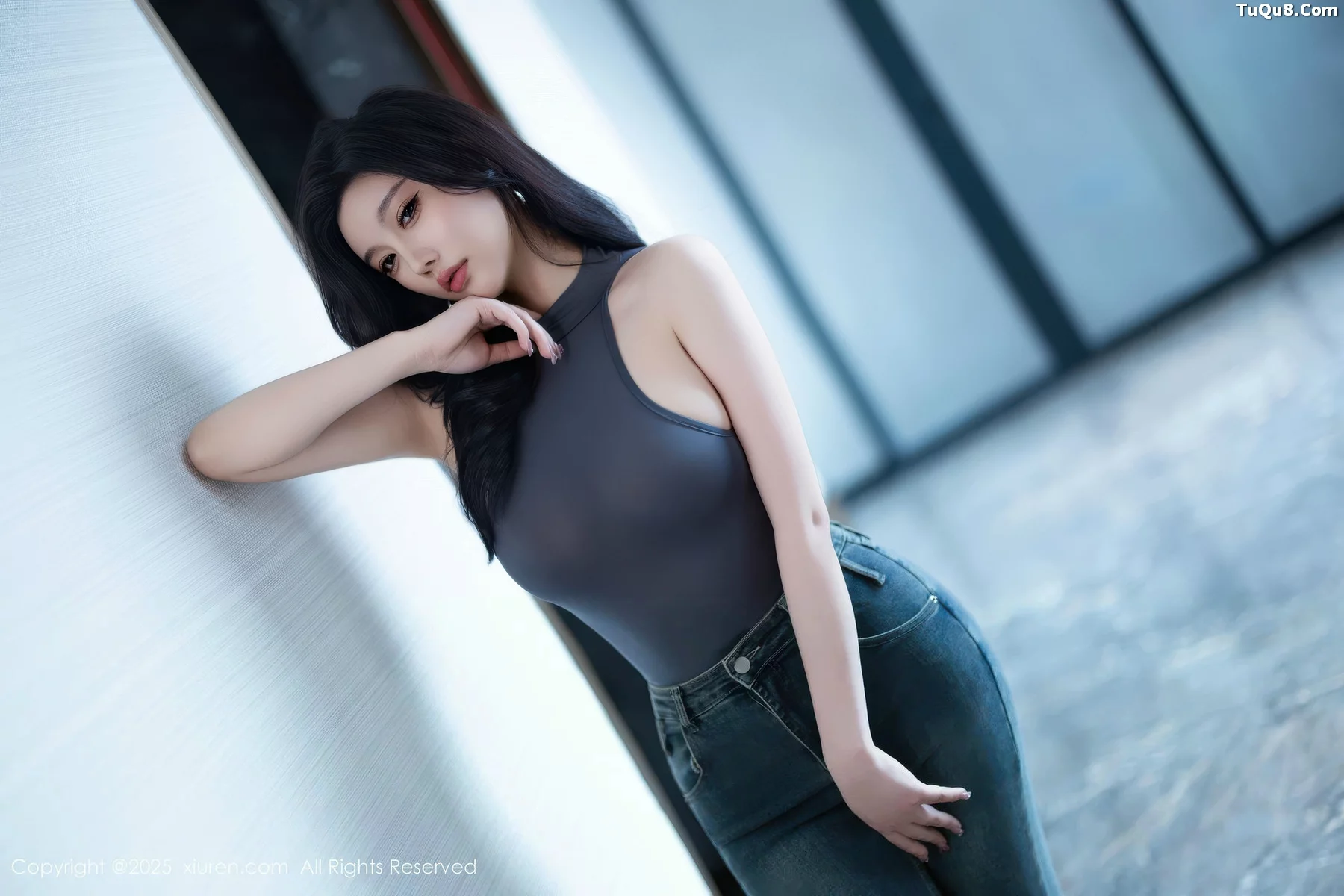 CHENCHEN.性感灰色服饰配蓝色牛仔裤秀丰腴身材绝美写真 第 15 张