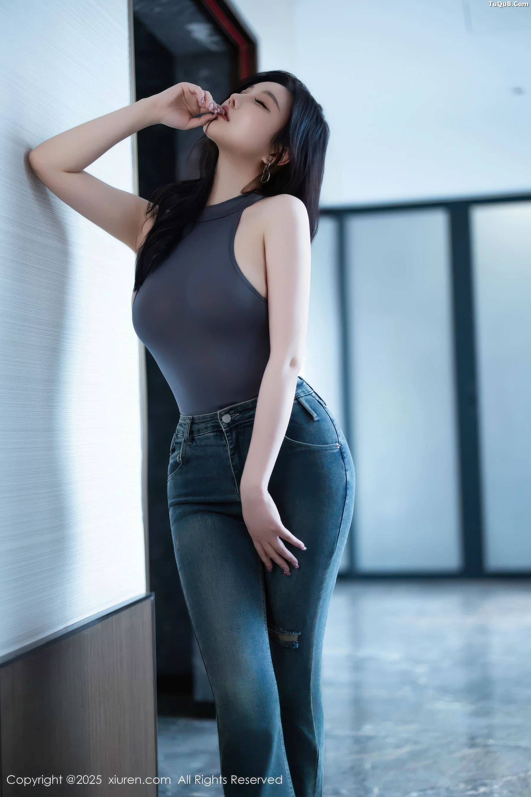 CHENCHEN.性感灰色服饰配蓝色牛仔裤秀丰腴身材绝美写真 第 17 张