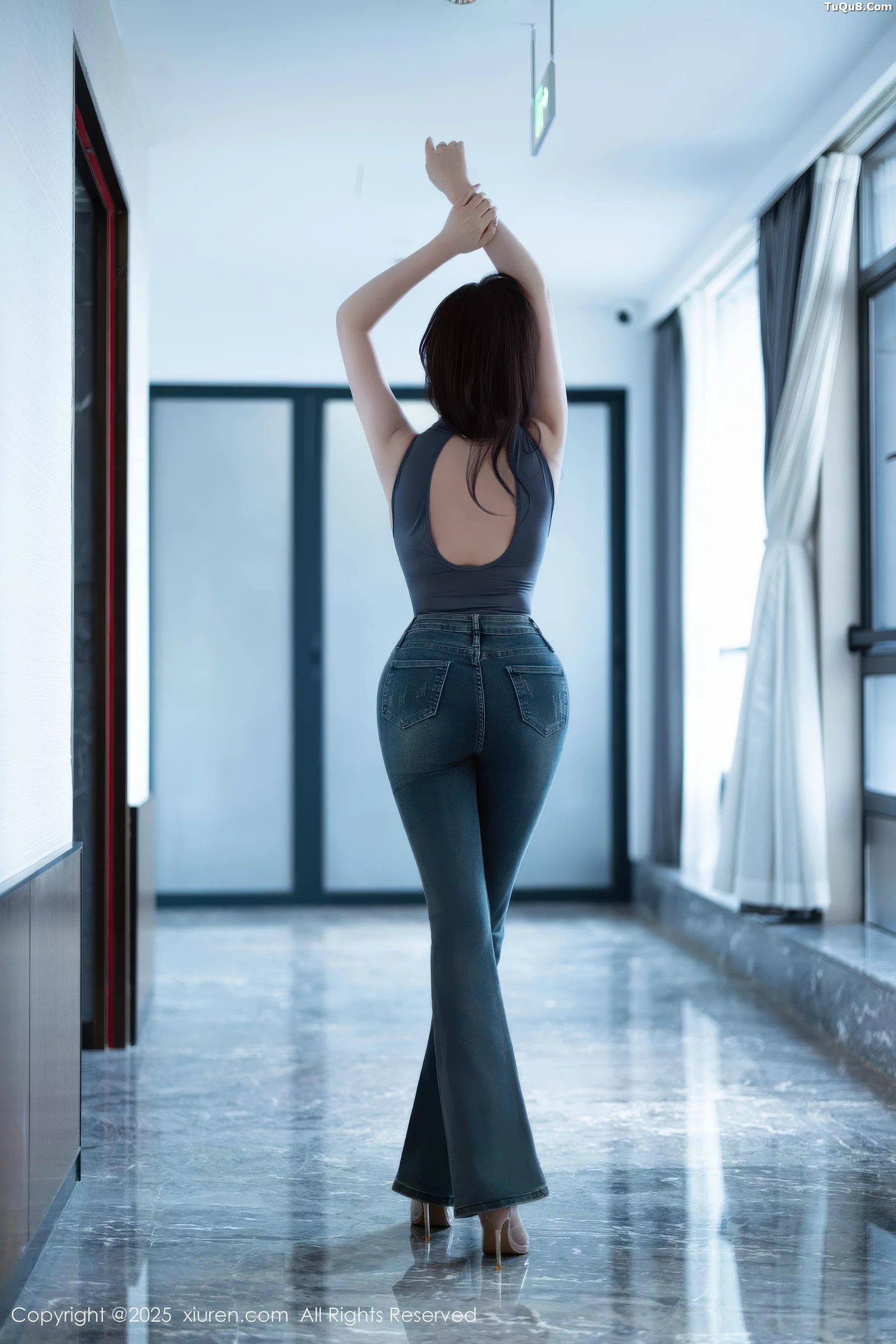 CHENCHEN.性感灰色服饰配蓝色牛仔裤秀丰腴身材绝美写真 第 2 张