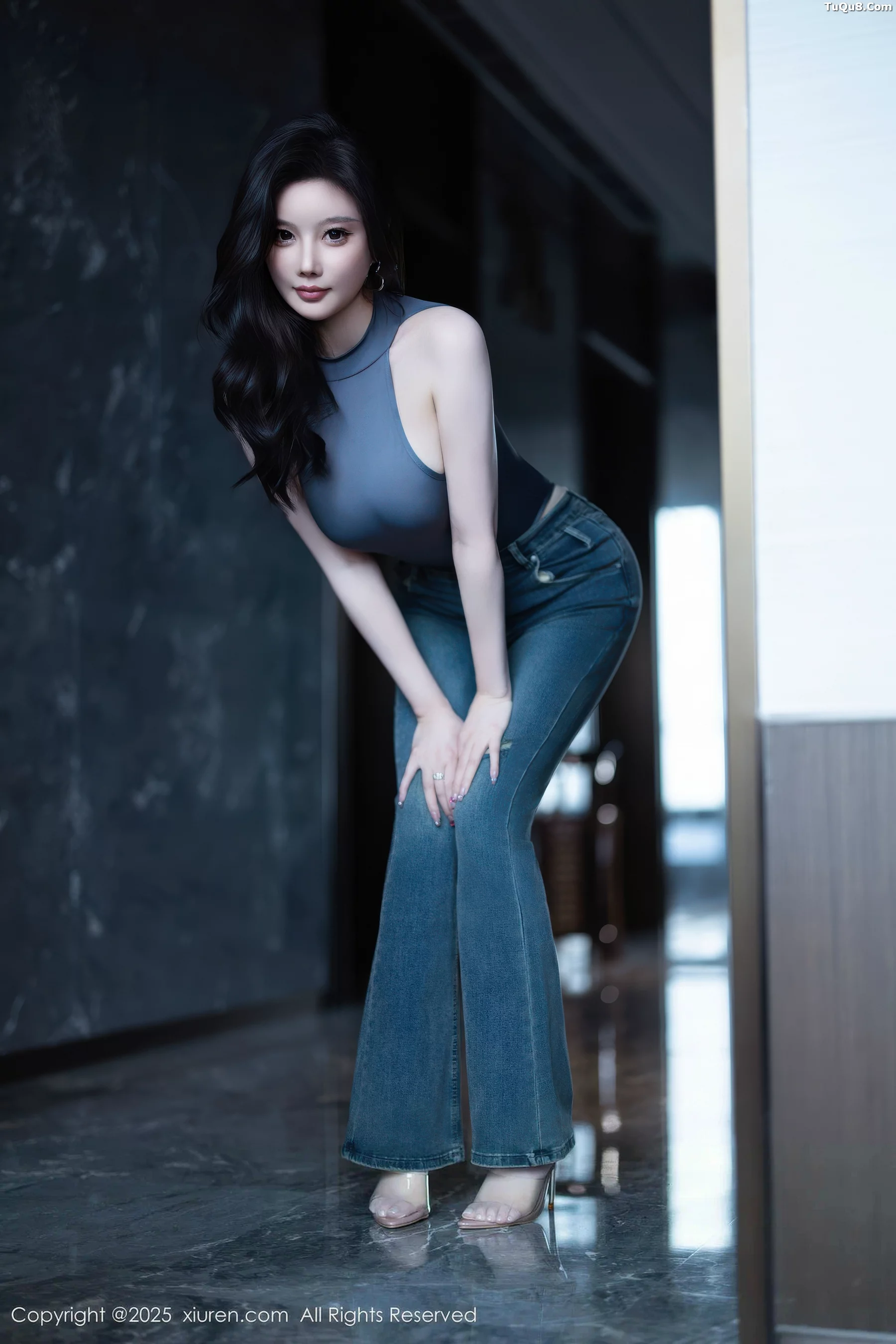CHENCHEN.性感灰色服饰配蓝色牛仔裤秀丰腴身材绝美写真 第 23 张