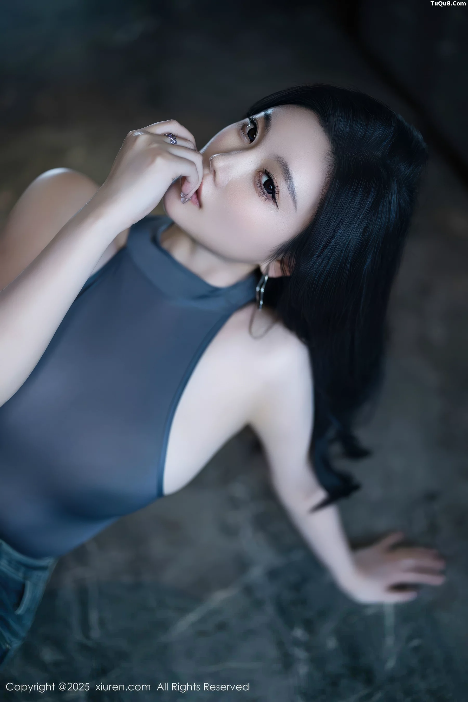 CHENCHEN.性感灰色服饰配蓝色牛仔裤秀丰腴身材绝美写真 第 28 张