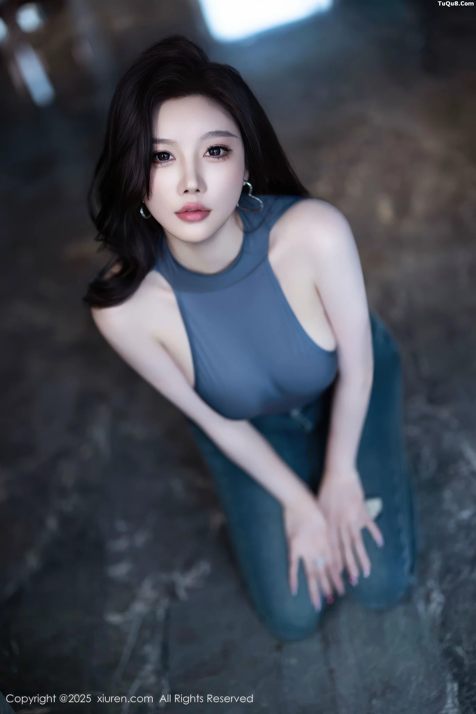 CHENCHEN.性感灰色服饰配蓝色牛仔裤秀丰腴身材绝美写真 第 33 张
