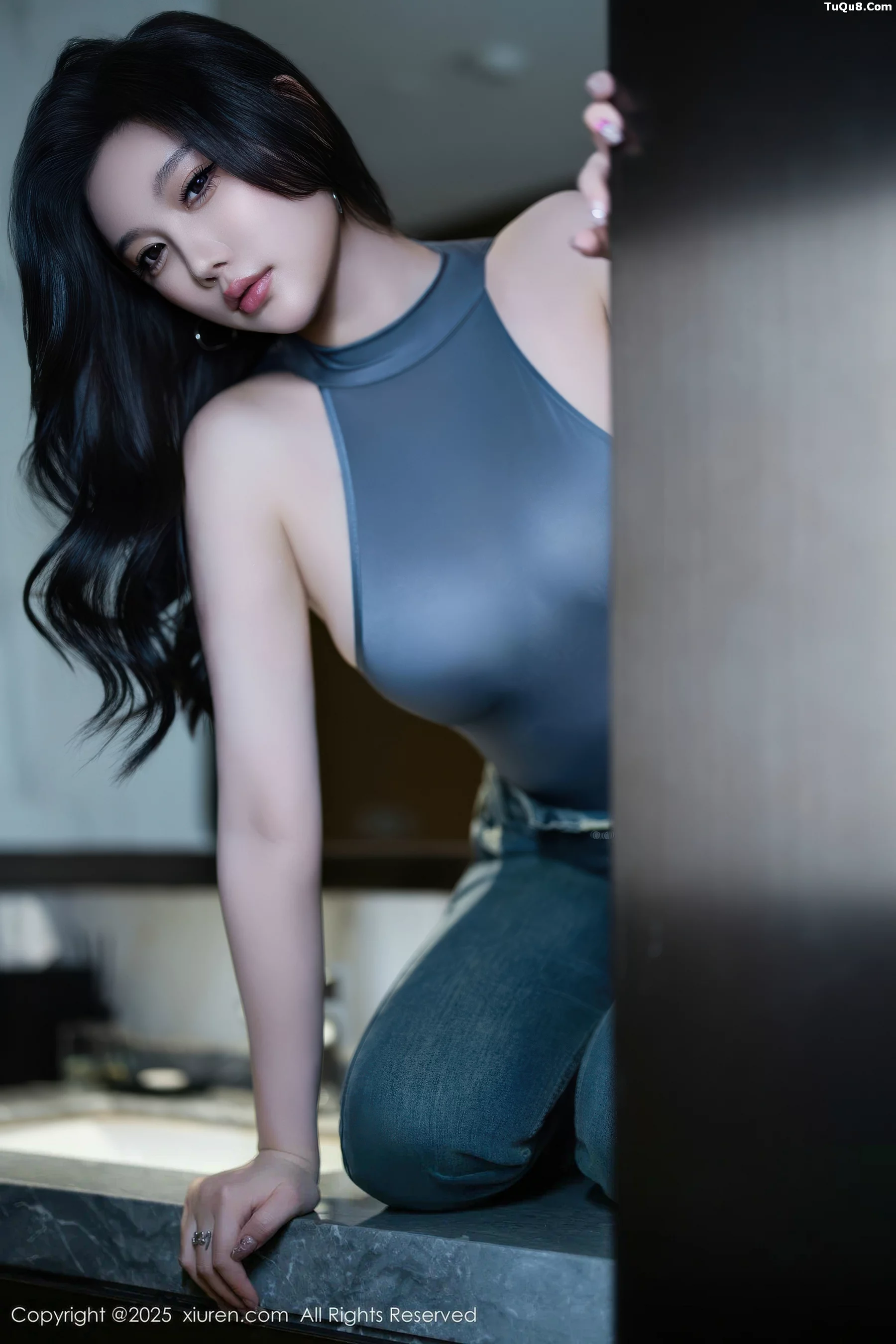 CHENCHEN.性感灰色服饰配蓝色牛仔裤秀丰腴身材绝美写真 第 46 张
