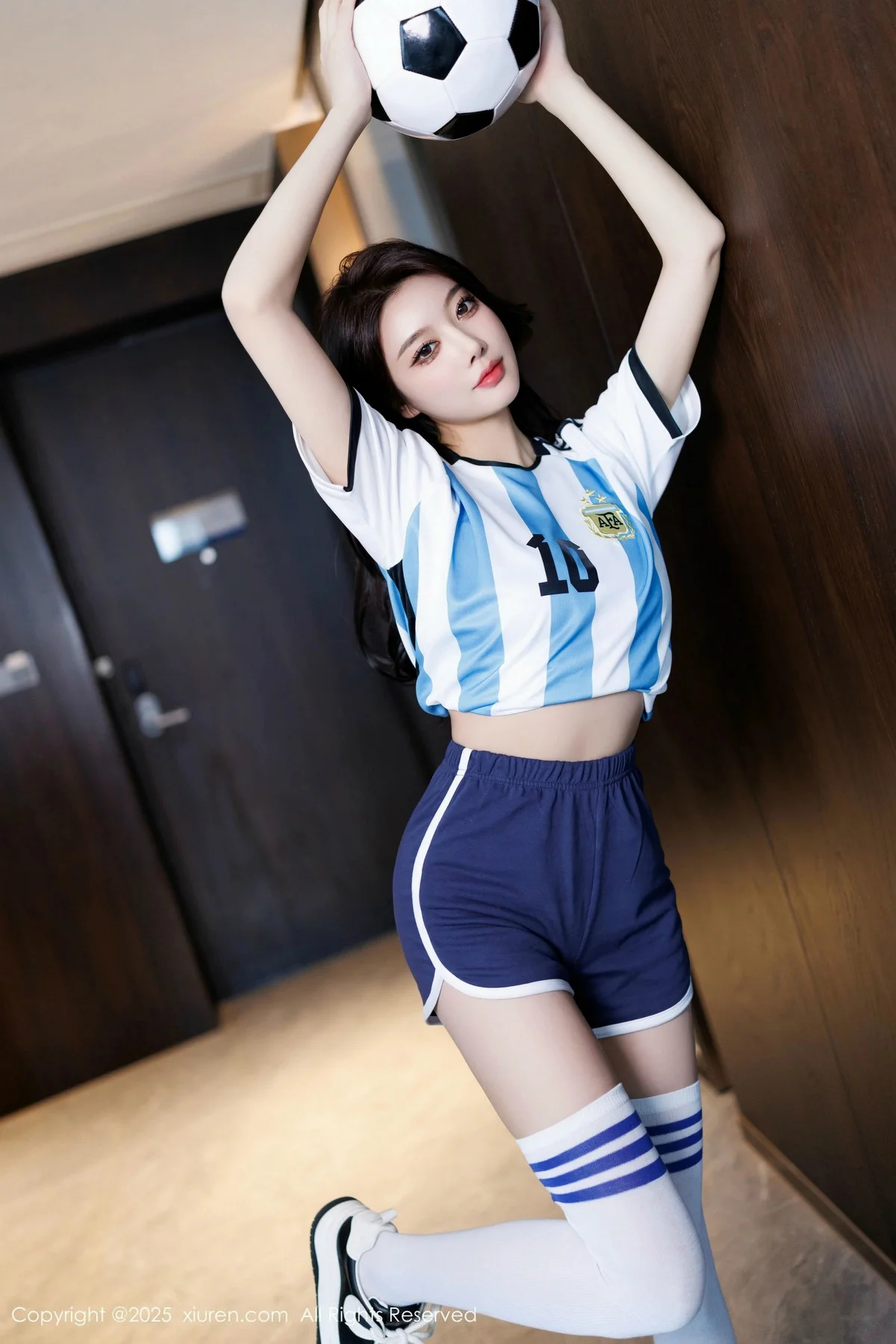 杨晨晨Yome性感蓝色球衣配白丝袜秀丰腴身材完美绝美写真 第 1 张