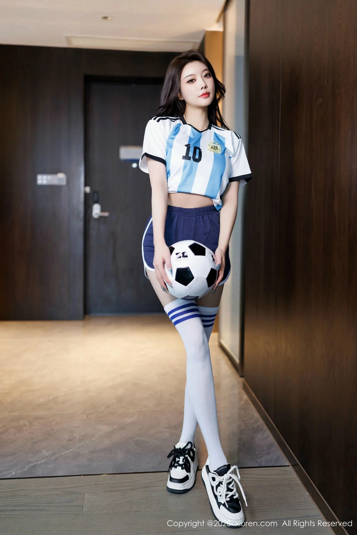 杨晨晨Yome性感蓝色球衣配白丝袜秀丰腴身材完美绝美写真 第 2 张