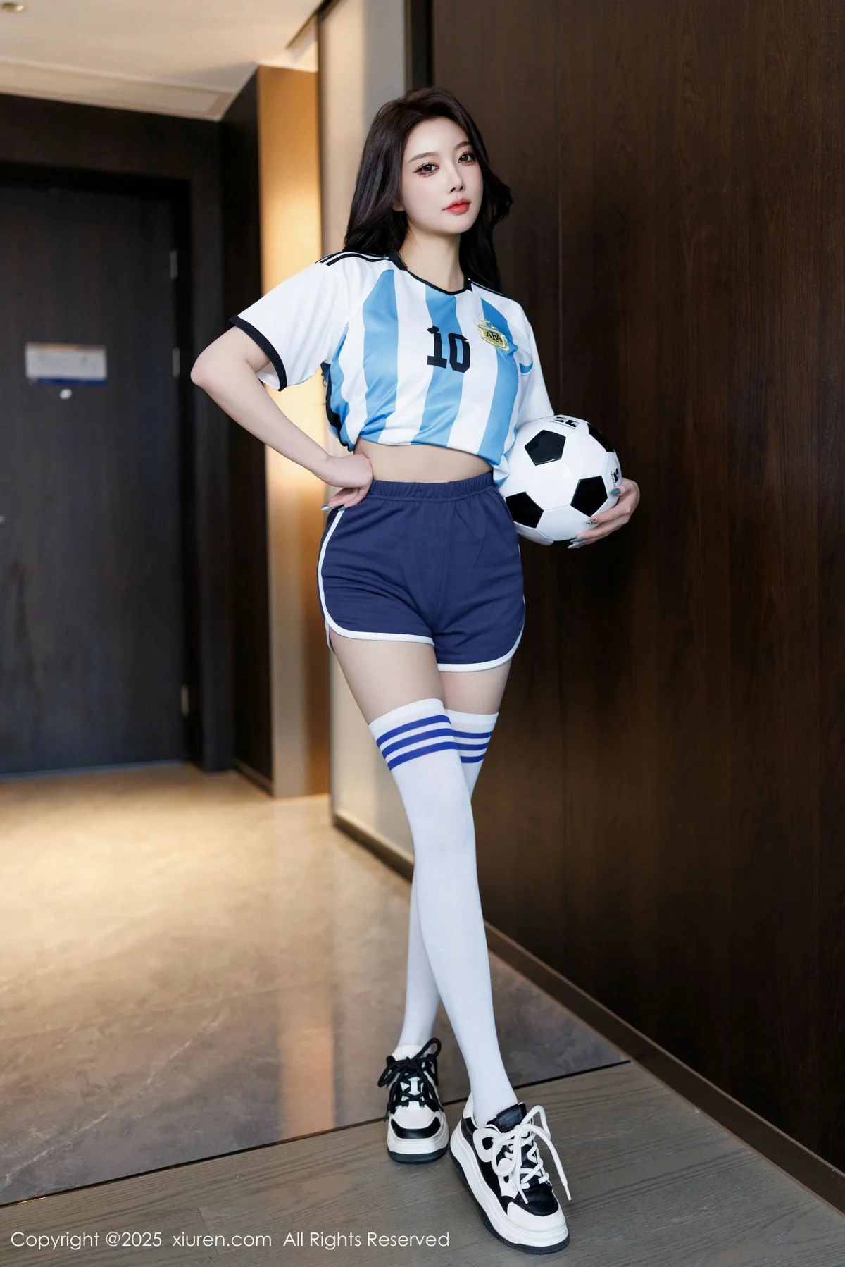 杨晨晨Yome性感蓝色球衣配白丝袜秀丰腴身材完美绝美写真 第 3 张