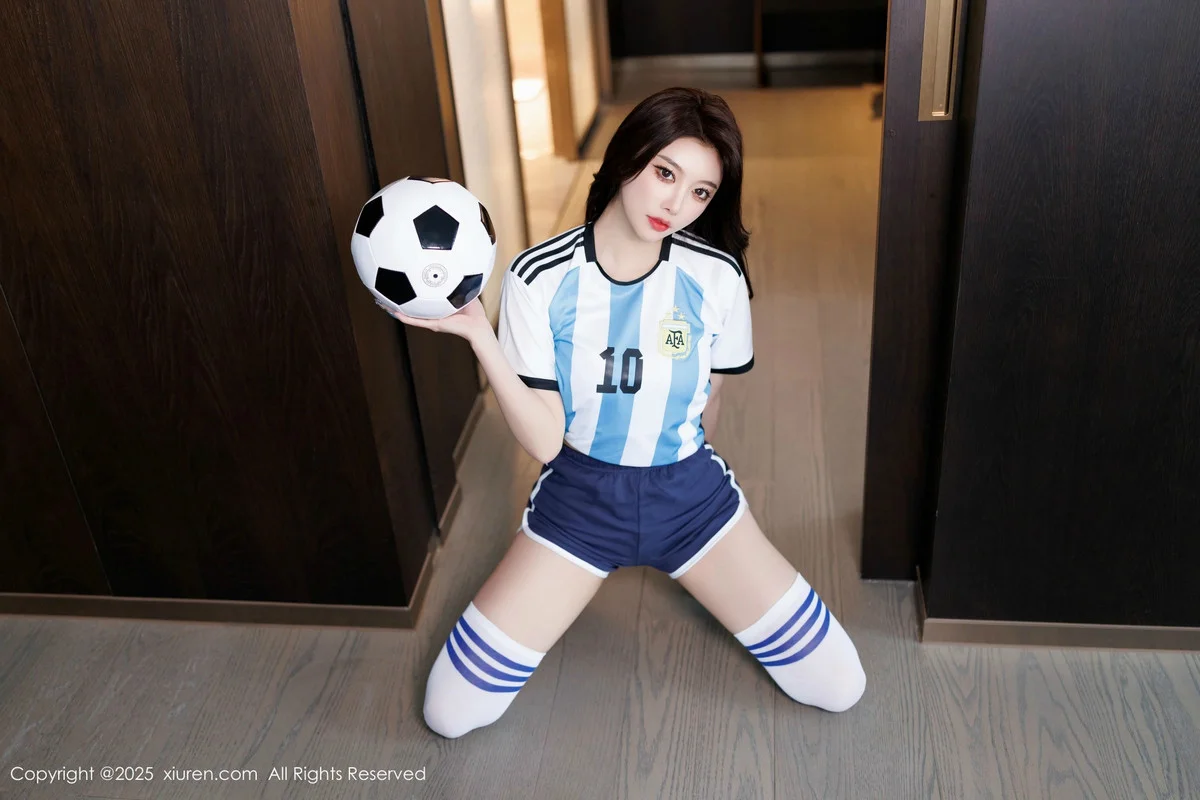 杨晨晨Yome性感蓝色球衣配白丝袜秀丰腴身材完美绝美写真 第 6 张