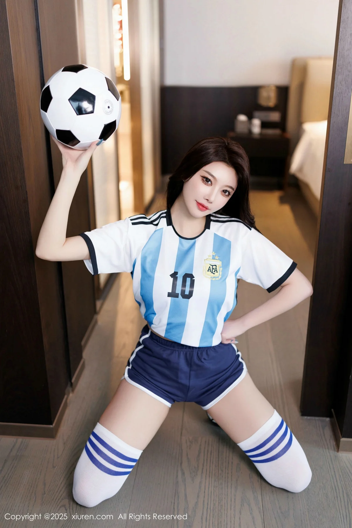 杨晨晨Yome性感蓝色球衣配白丝袜秀丰腴身材完美绝美写真 第 7 张