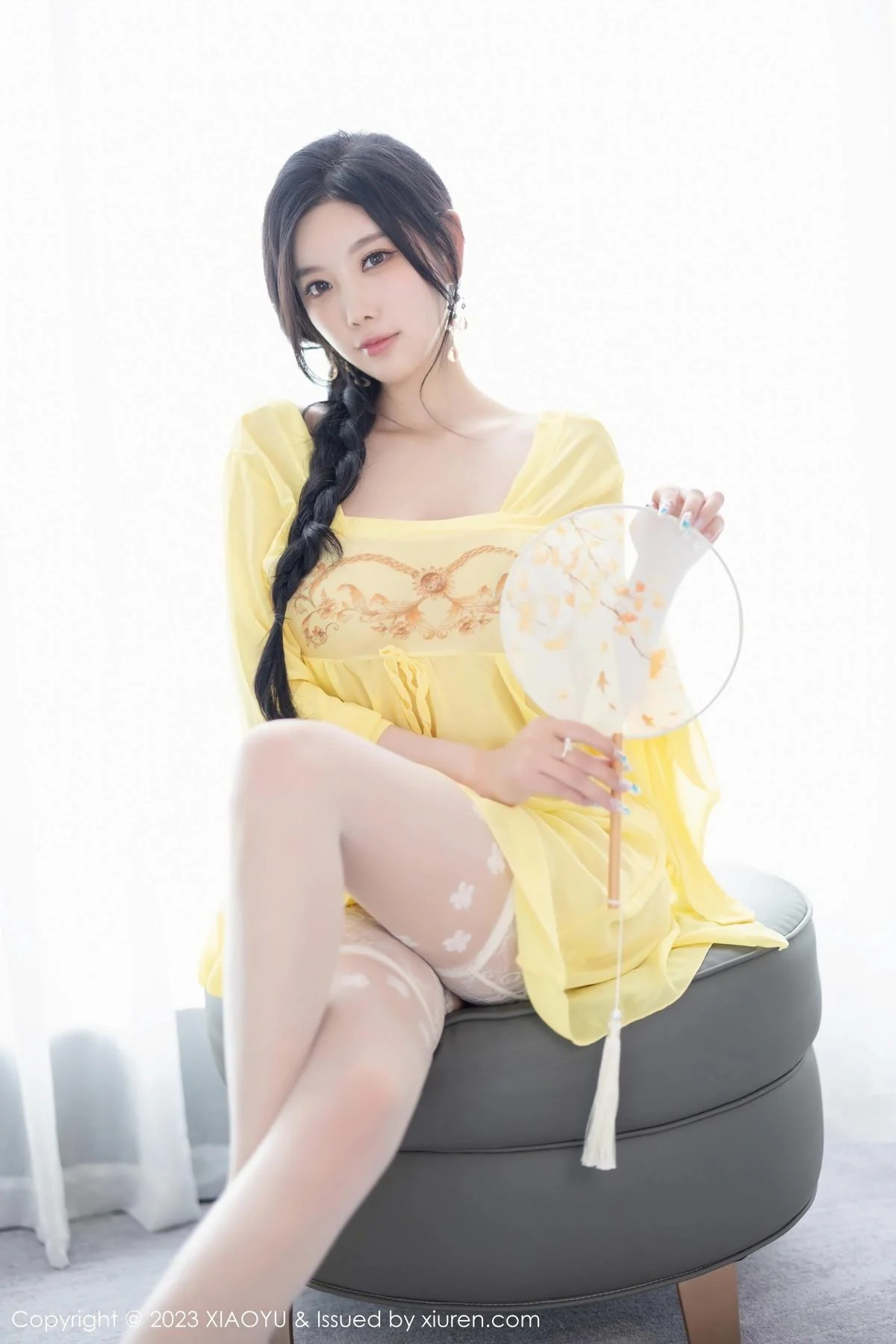 杨晨晨Yome性感黄色连衣短裙配白丝袜秀丰腴身材绝美写真 第 124 张