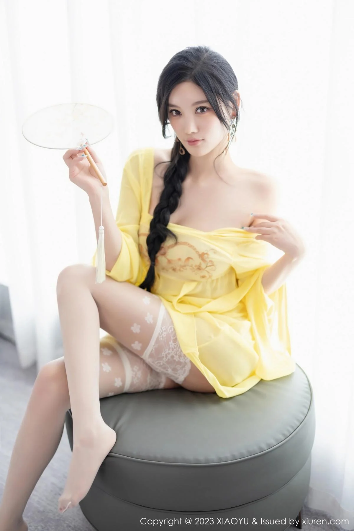 杨晨晨Yome性感黄色连衣短裙配白丝袜秀丰腴身材绝美写真 第 129 张