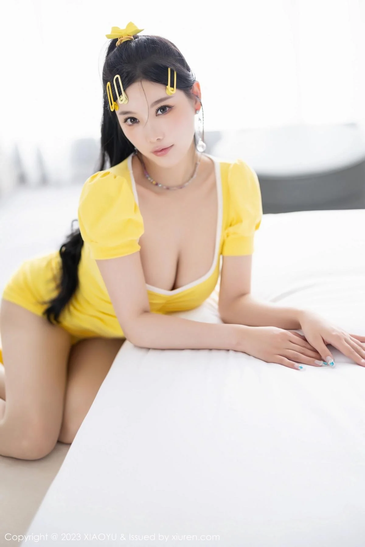 杨晨晨Yome性感黄色连衣短裙配白丝袜秀丰腴身材绝美写真 第 13 张