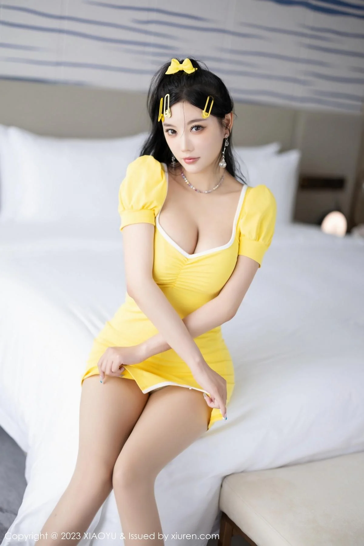 杨晨晨Yome性感黄色连衣短裙配白丝袜秀丰腴身材绝美写真 第 21 张