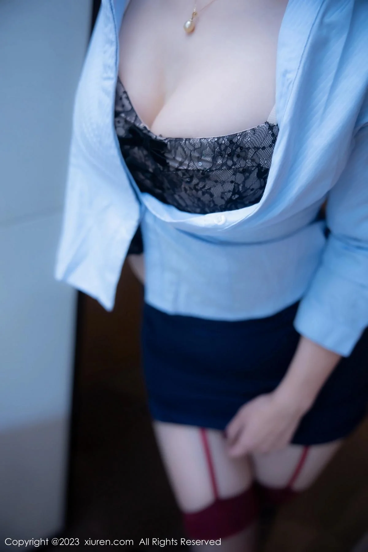 大美妞儿性感黑色蕾丝内衣配黑丝吊袜秀完美身材绝美写真 第 10 张
