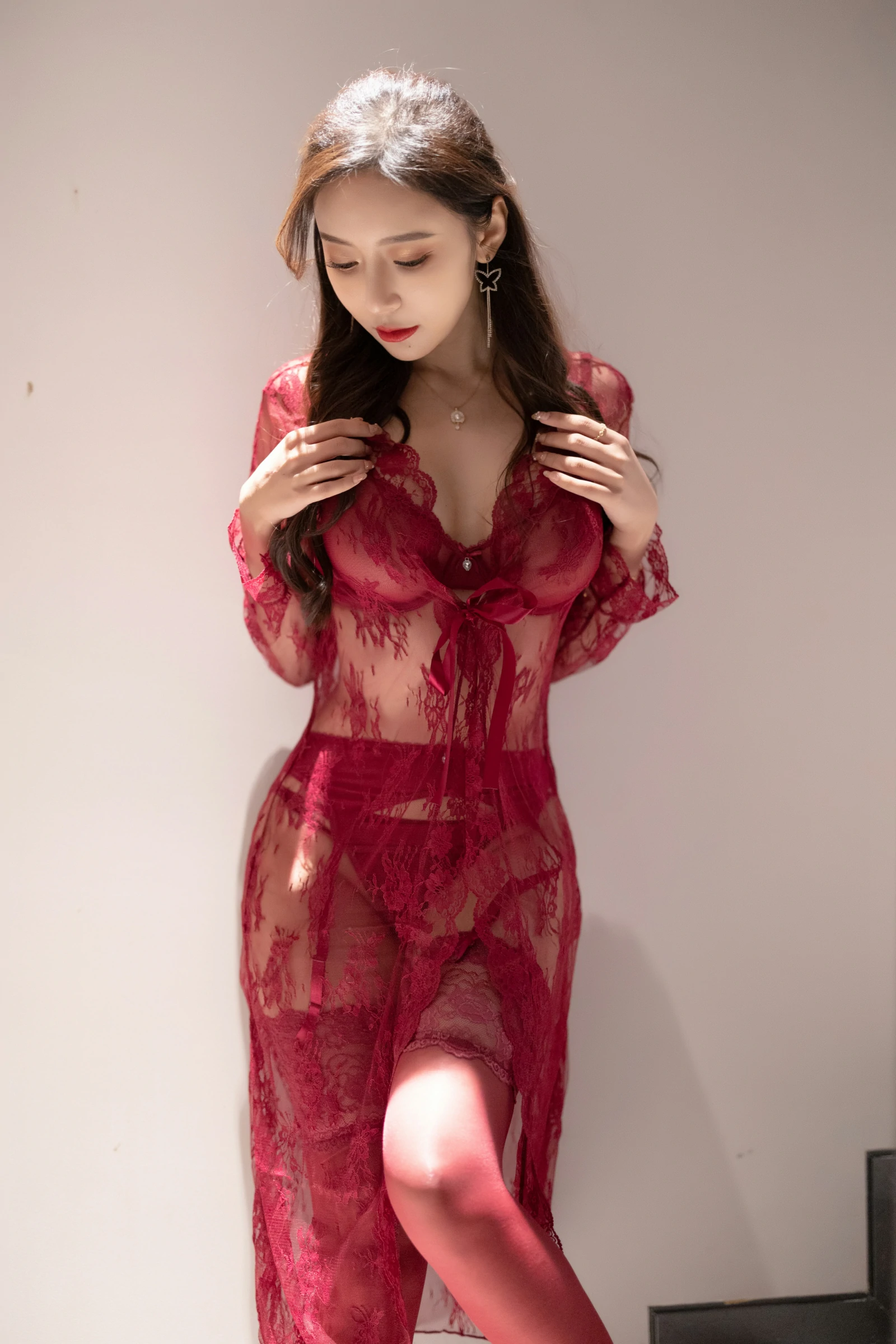 [秀人付费] 王馨瑶Yanni 诱人私拍福利 红色情趣套装 第 14 张