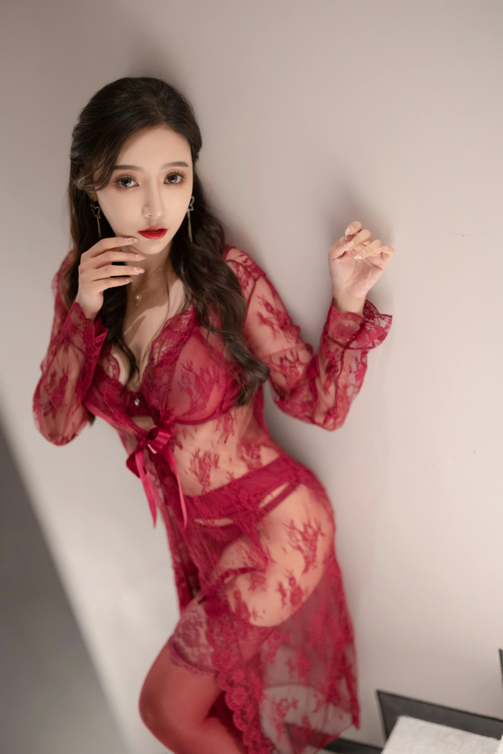 [秀人付费] 王馨瑶Yanni 诱人私拍福利 红色情趣套装 第 3 张