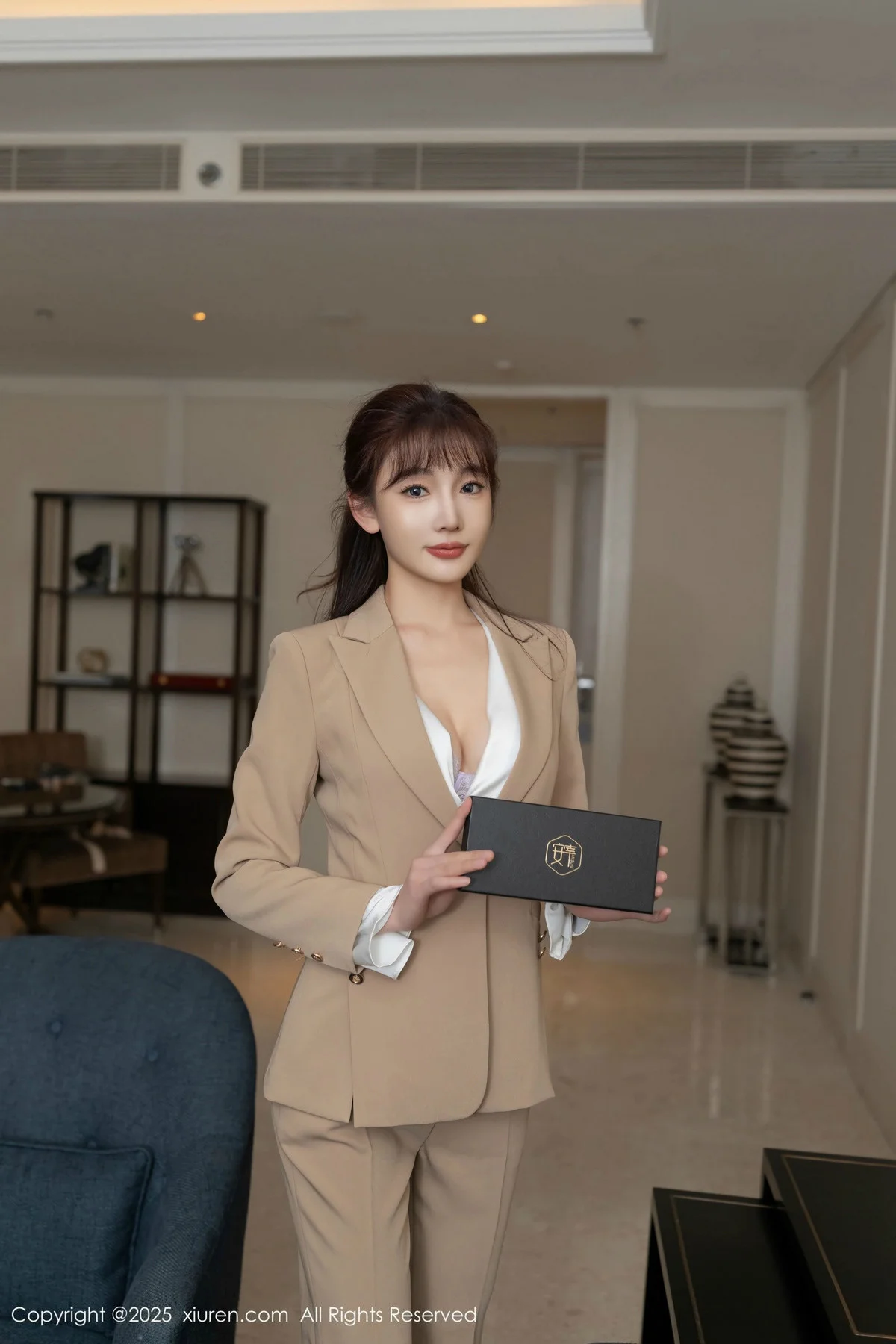陆萱萱脱性感浅色西服露超薄肉丝秀柔美身姿迷人绝美写真 第 3 张