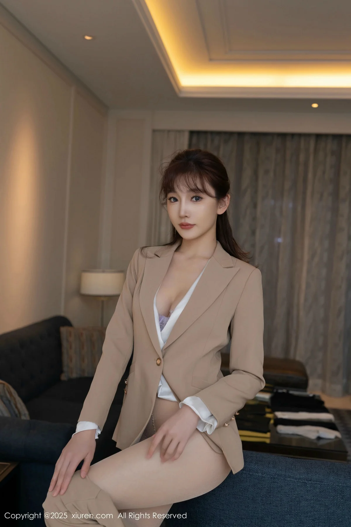 陆萱萱脱性感浅色西服露超薄肉丝秀柔美身姿迷人绝美写真 第 31 张