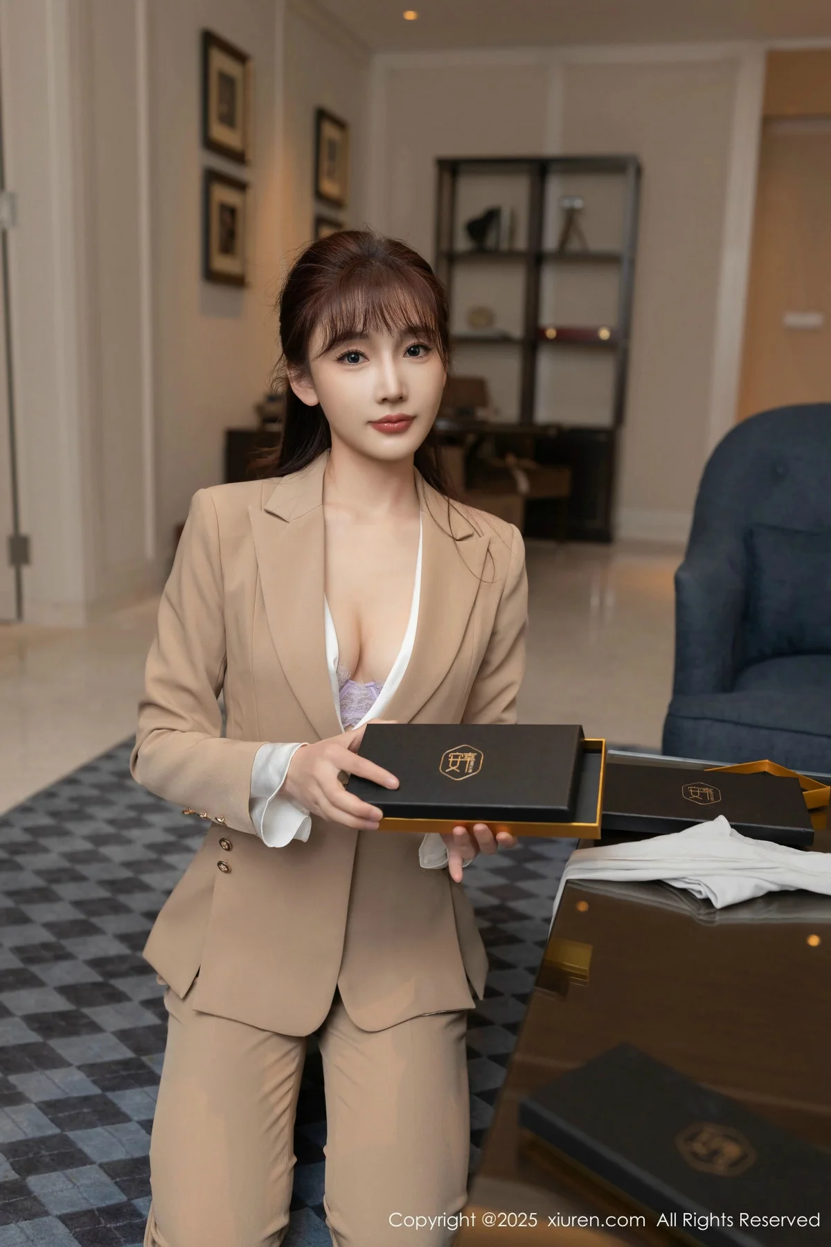 陆萱萱脱性感浅色西服露超薄肉丝秀柔美身姿迷人绝美写真 第 9 张