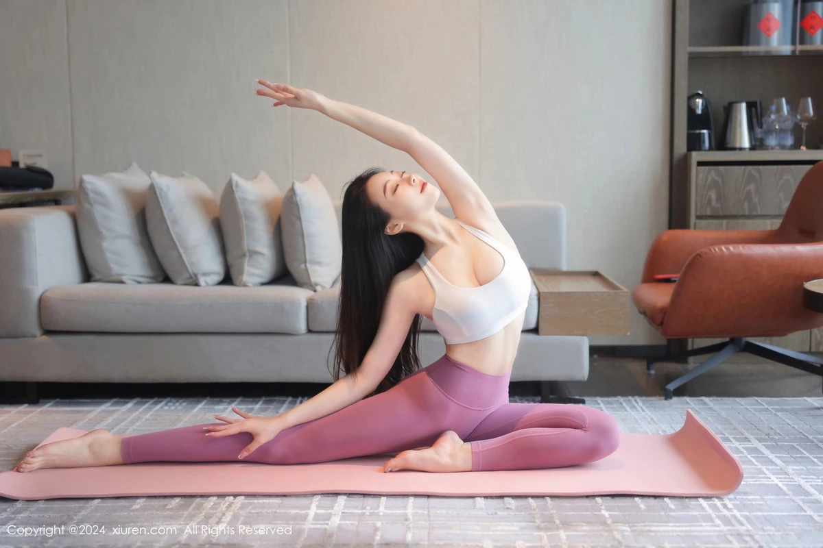 清妙性感运动内衣配粉色瑜伽服紧身秀完美身材绝美写真 第 12 张