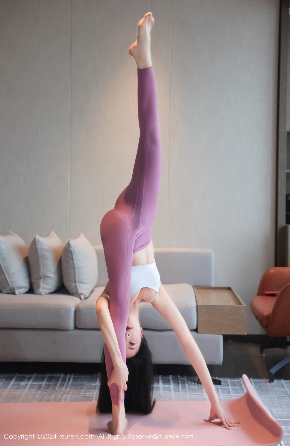 清妙性感运动内衣配粉色瑜伽服紧身秀完美身材绝美写真 第 21 张