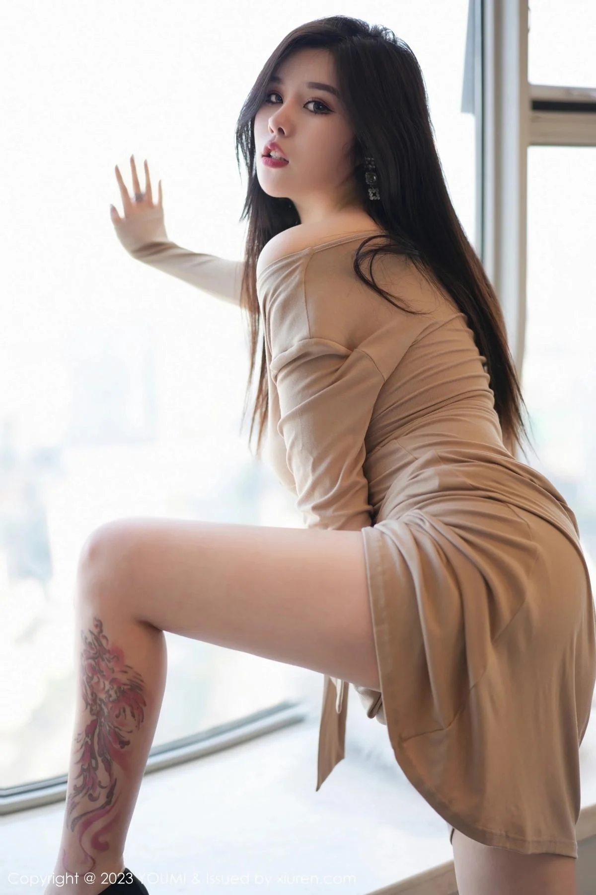 周思乔Betty浅暖色连衣短裙配超薄肉丝秀凹凸身材绝美写真 第 64 张