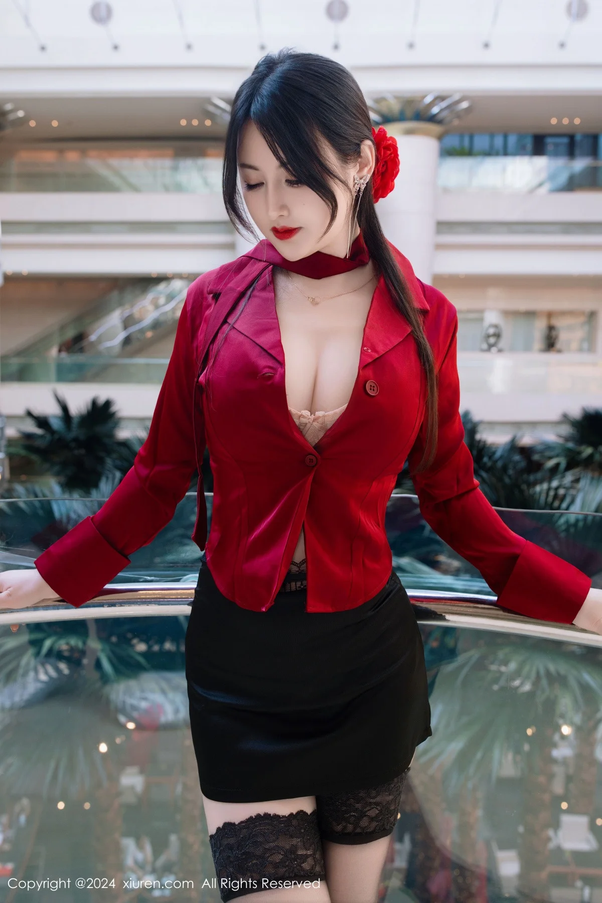 诗诗kiki性感酒红色衬衫配黑短裙露超薄黑丝秀美腿绝美写真 第 12 张