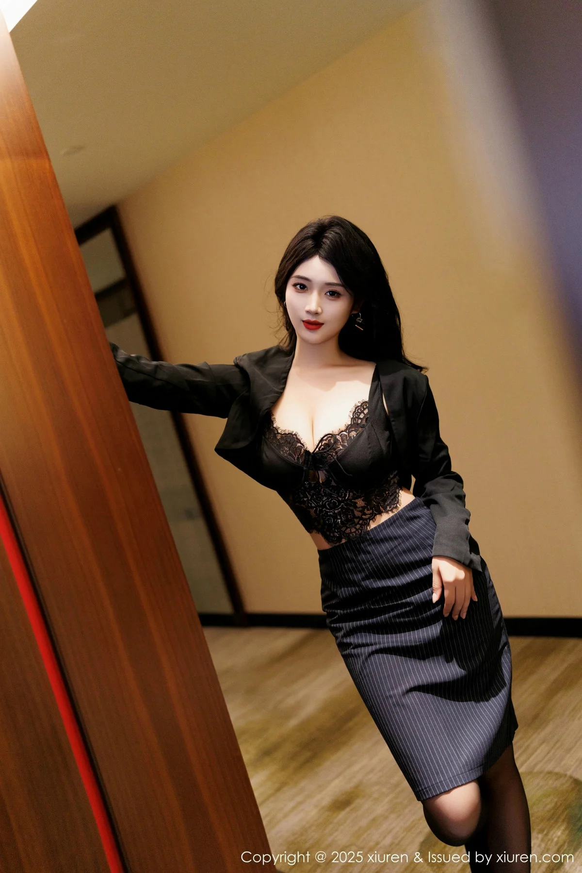 南乔性感黑色蕾丝内衣+红色比基尼秀柔美身姿完美绝美写真 第 12 张