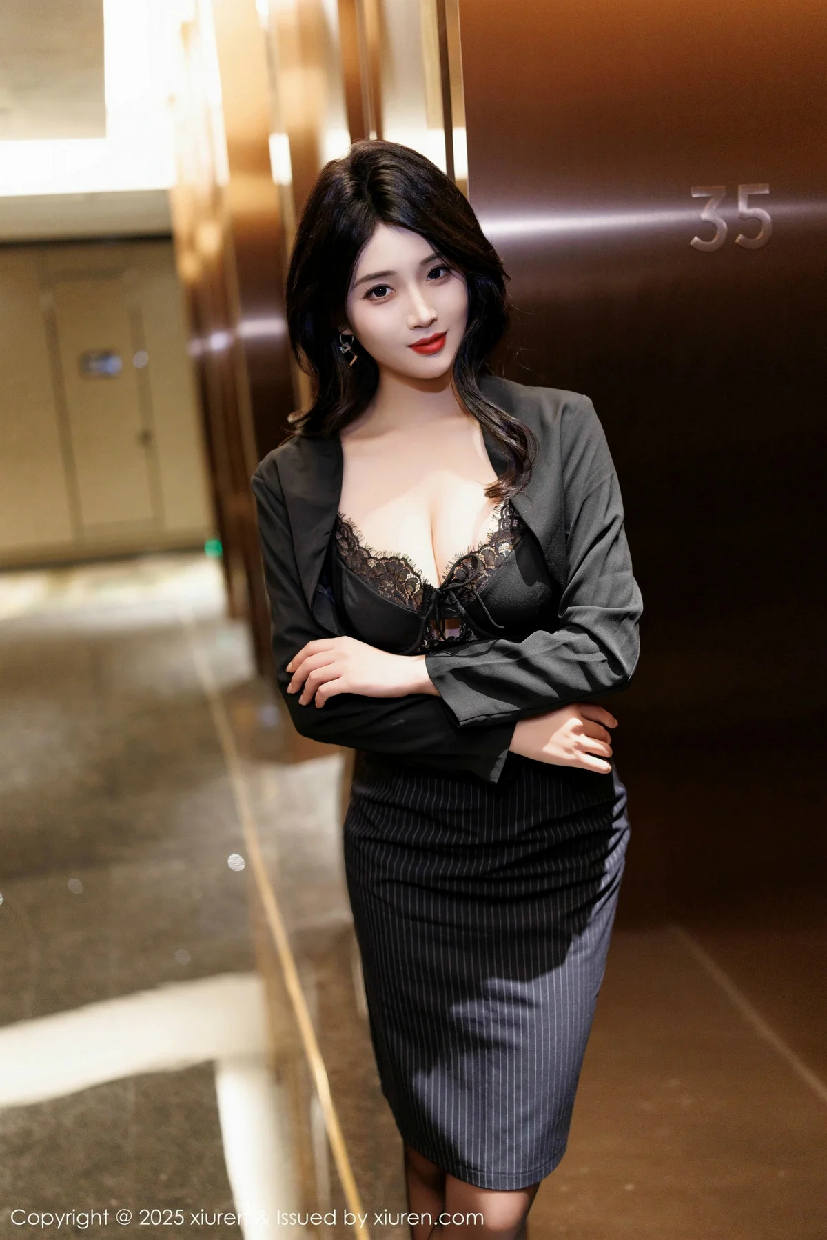 南乔性感黑色蕾丝内衣+红色比基尼秀柔美身姿完美绝美写真 第 18 张