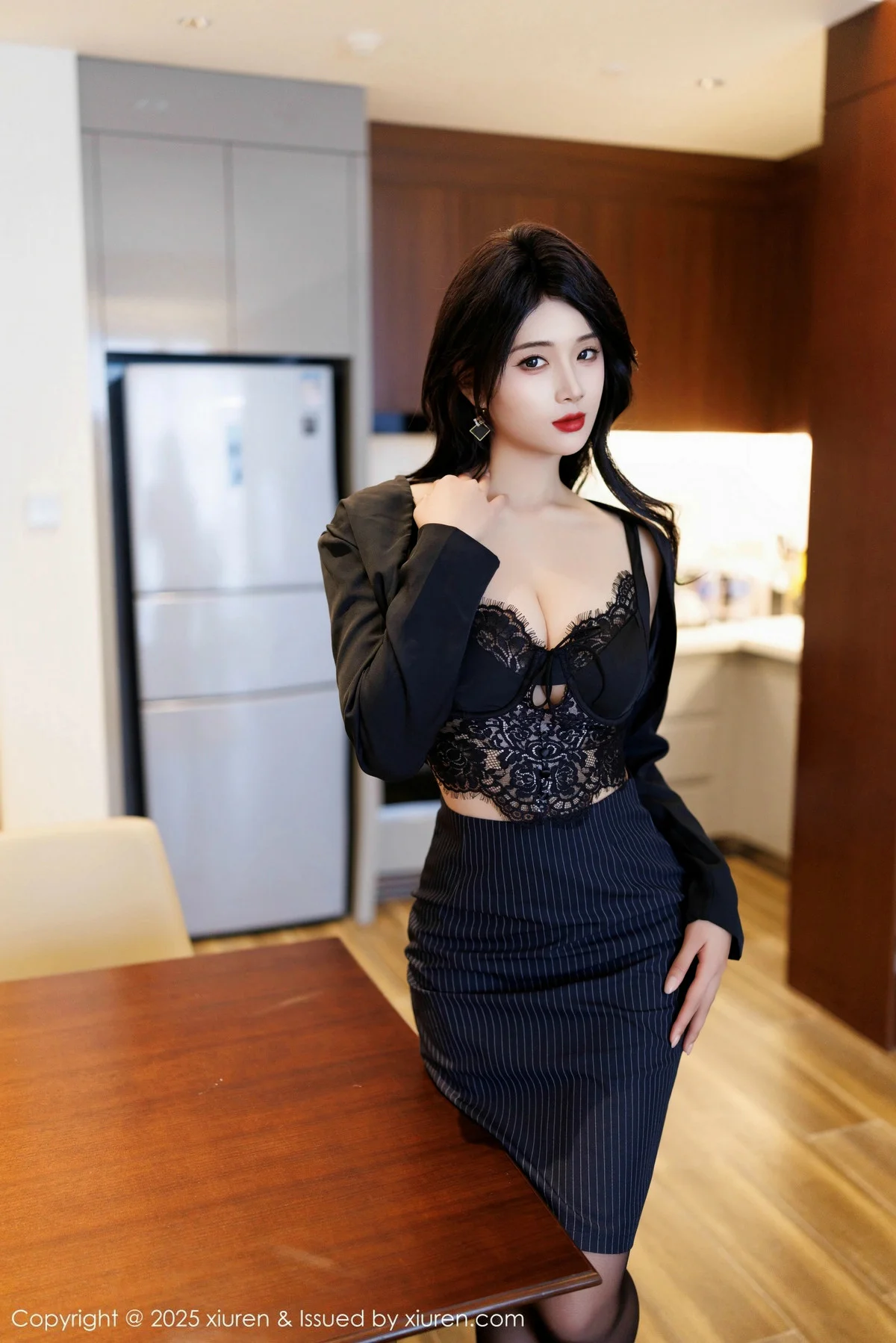 南乔性感黑色蕾丝内衣+红色比基尼秀柔美身姿完美绝美写真 第 23 张