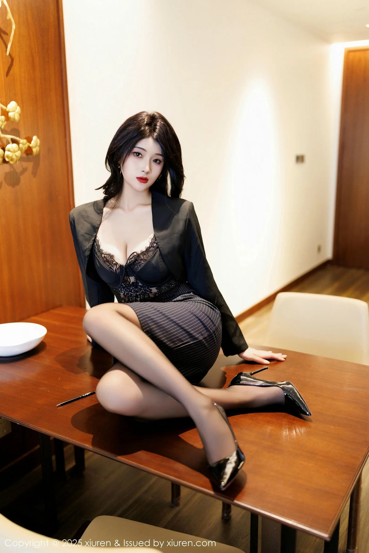 南乔性感黑色蕾丝内衣+红色比基尼秀柔美身姿完美绝美写真 第 36 张