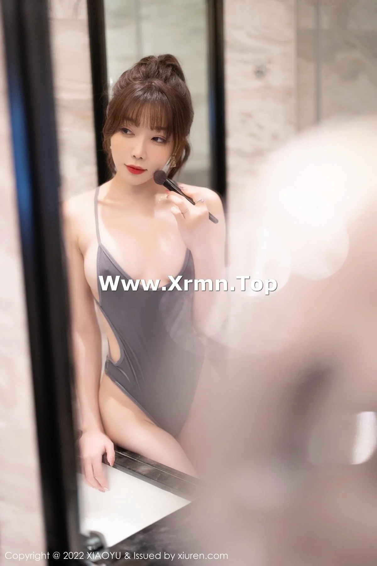 芝芝Booty灰色高叉连体衣配灰色丝袜秀翘臀美腿绝美写真 第 1 张