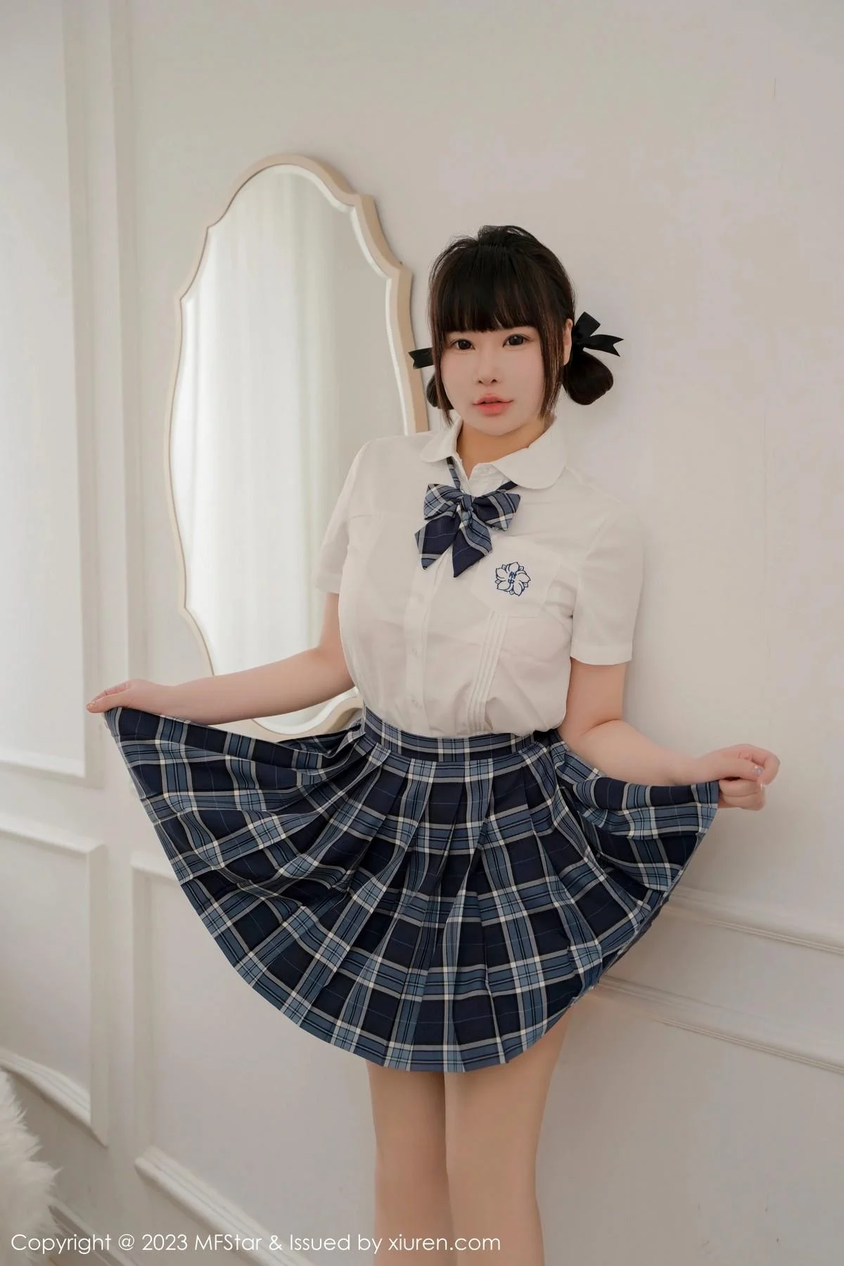 水塔塔白色短T配蓝色格子裙秀曼妙身姿迷人绝美写真 第 4 张